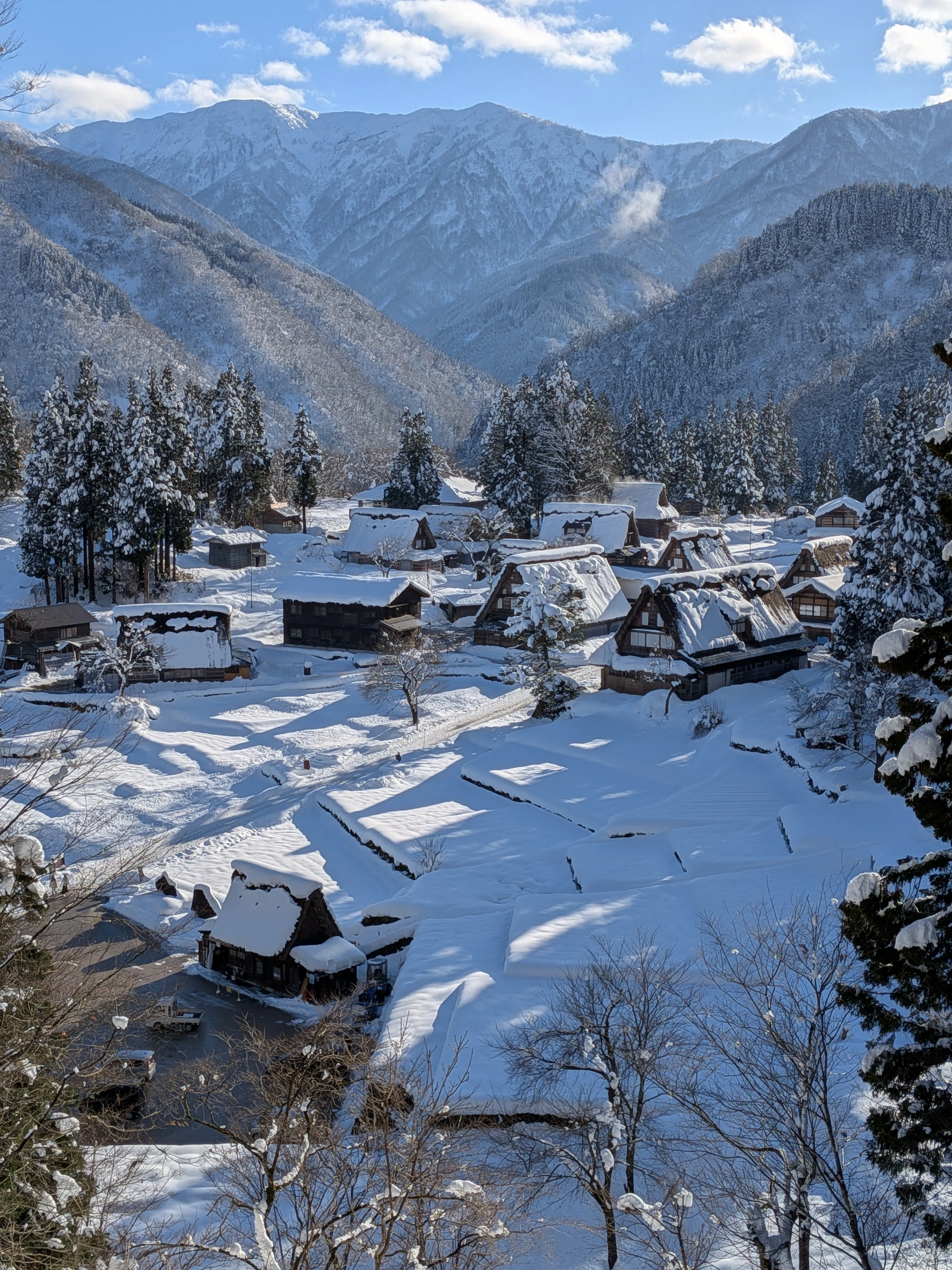 雪景色の白川郷・五箇山合掌造り集落で伝統を体感する｜Ashi