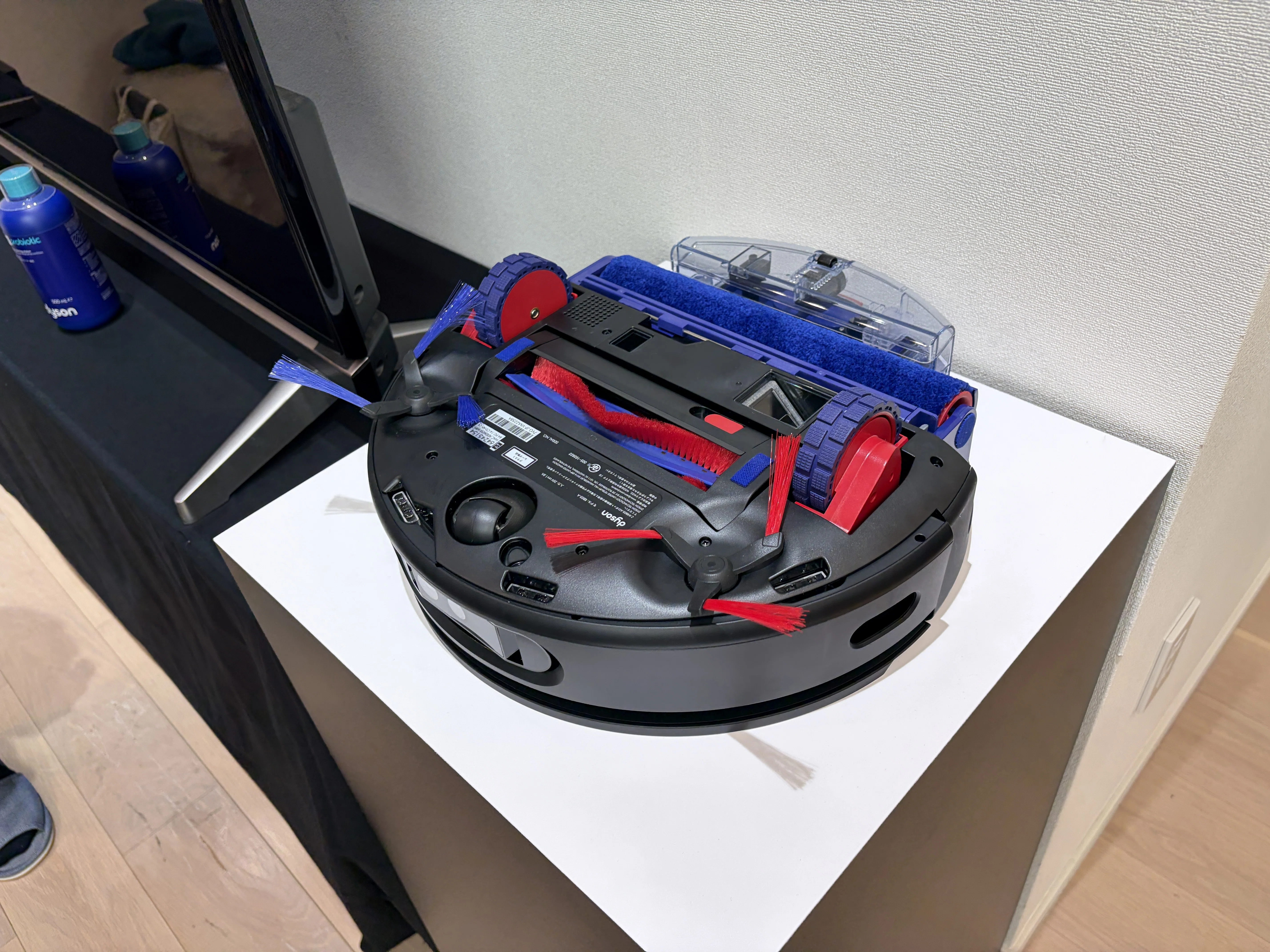 ダイソンからロボット掃除機が新発売。Aiとセンサーで“らしさ”全開だっ
