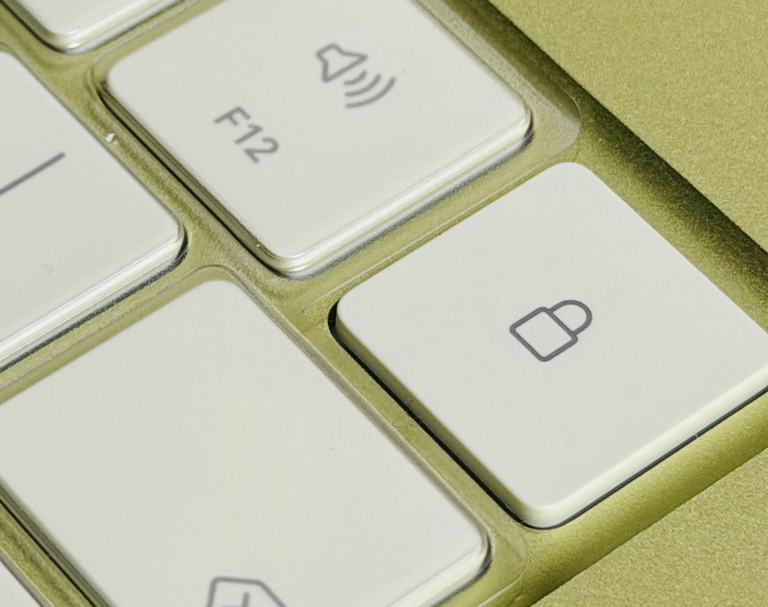 MacBook Neo を使うなら買っておきたい保護アイテム5選｜YASUO-JP