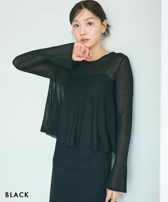 40代向け黒のシアーペプラムトップス きれいめカジュアルの着用イメージ