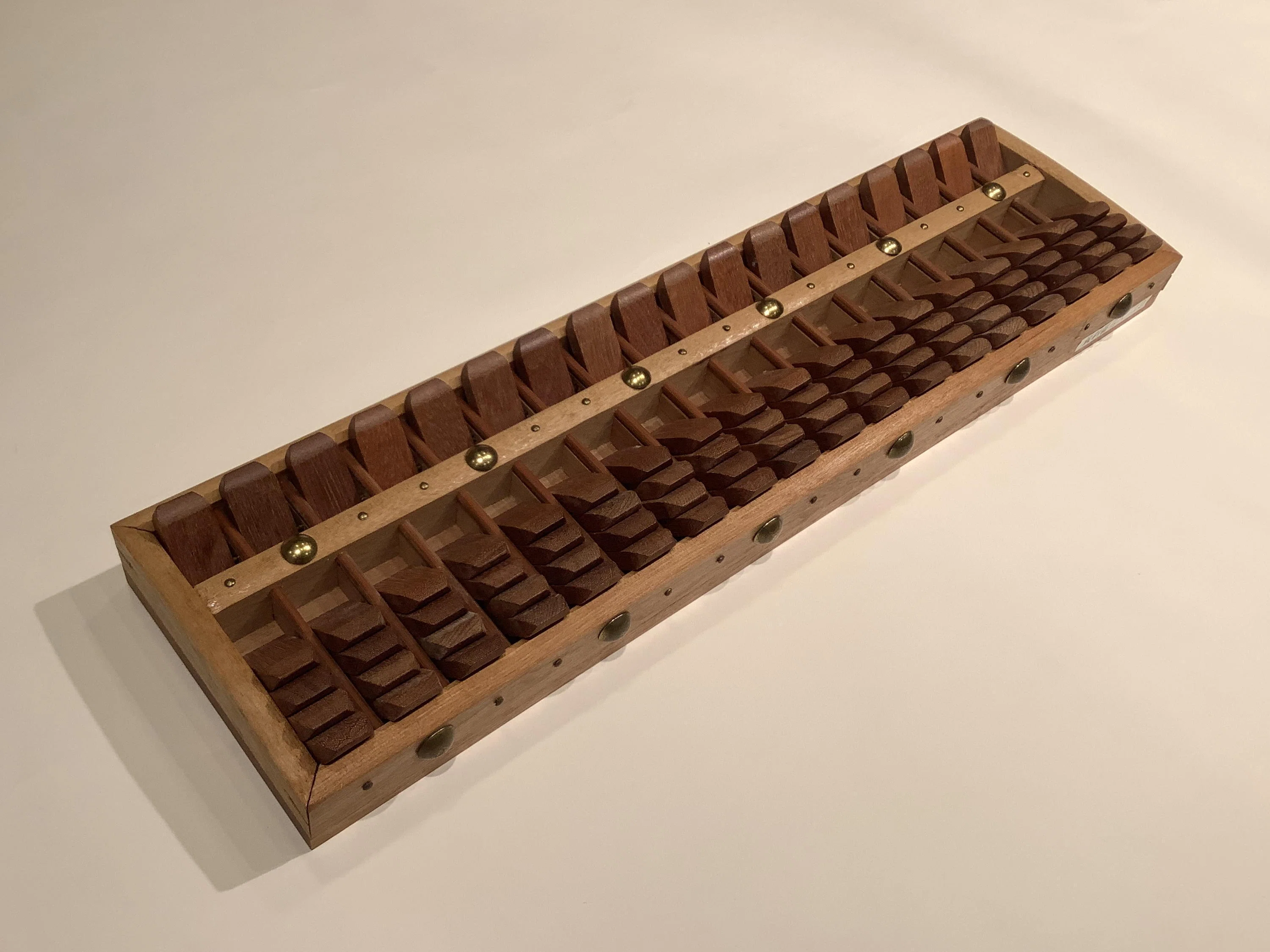 様々な工夫をして視覚に障害のある方が使うためのそろばんが作られまし