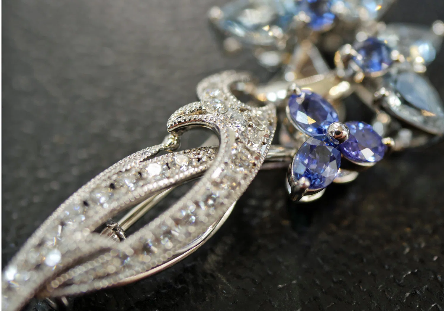 アクアマリンブルー ビジュー フラワーデザイン ブローチ 美品 JULIANA？ アクアマリンブルー ビジュー フラワーデザイン ブローチ 美品 JULIANA