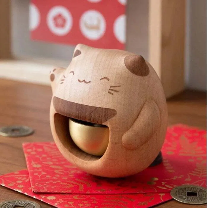 木製招き猫の置物 鈴付き オブジェ 開運インテリア｜木彫り置物で彩る
