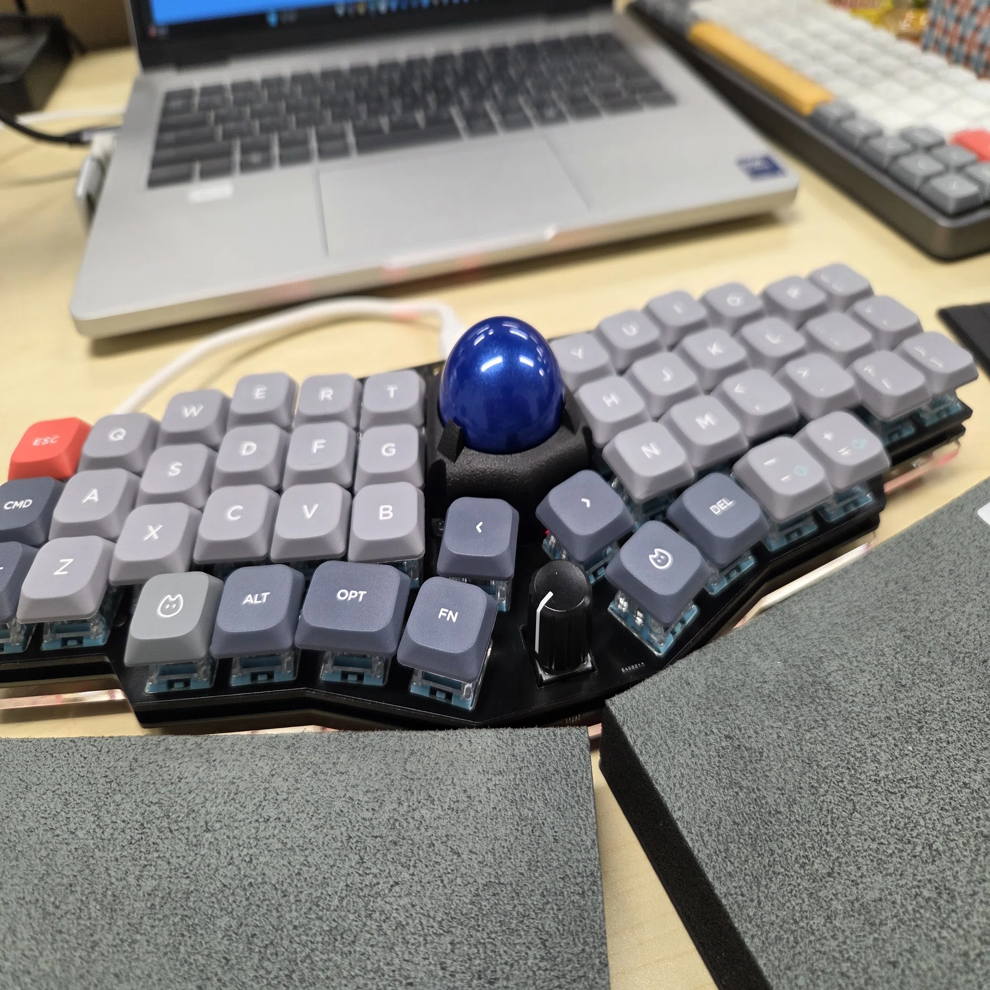 レビュー】完全ワイヤレス左右分割式トラックボール付きキーボード 