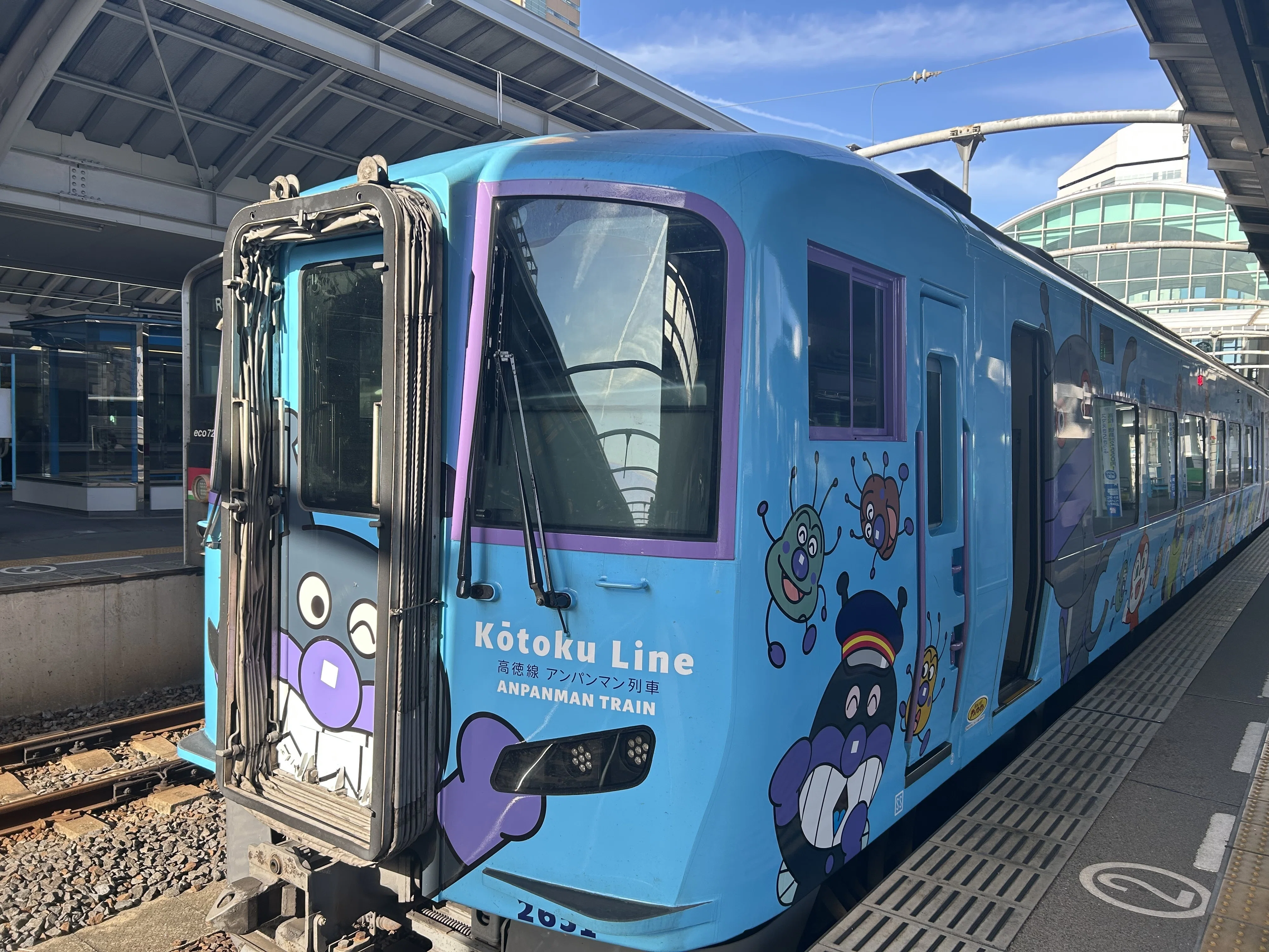 アンパンマン列車は何歳まで楽しめる？2歳と8歳で乗ってみた正直