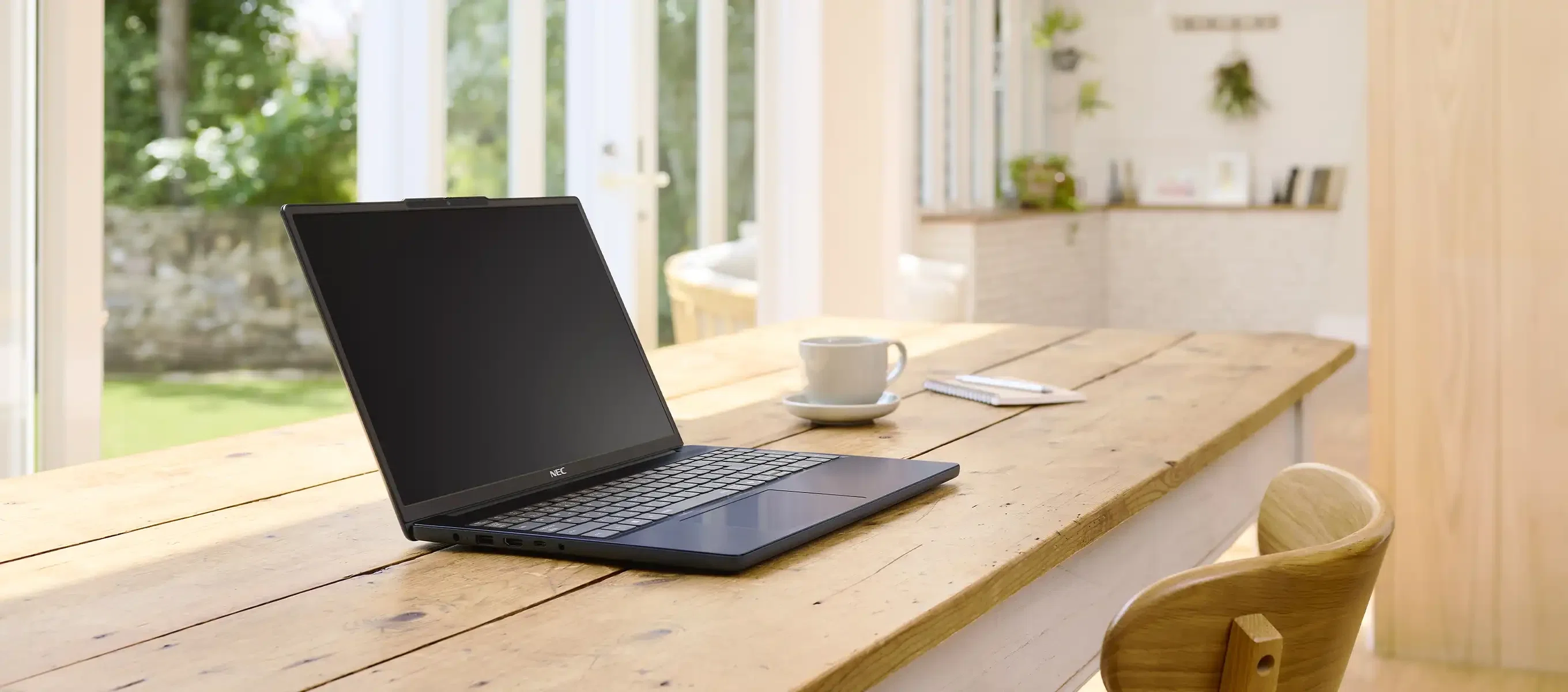 自宅を最強のワークスペースへ。15型の大画面ノートPC ＜LAVIE N15