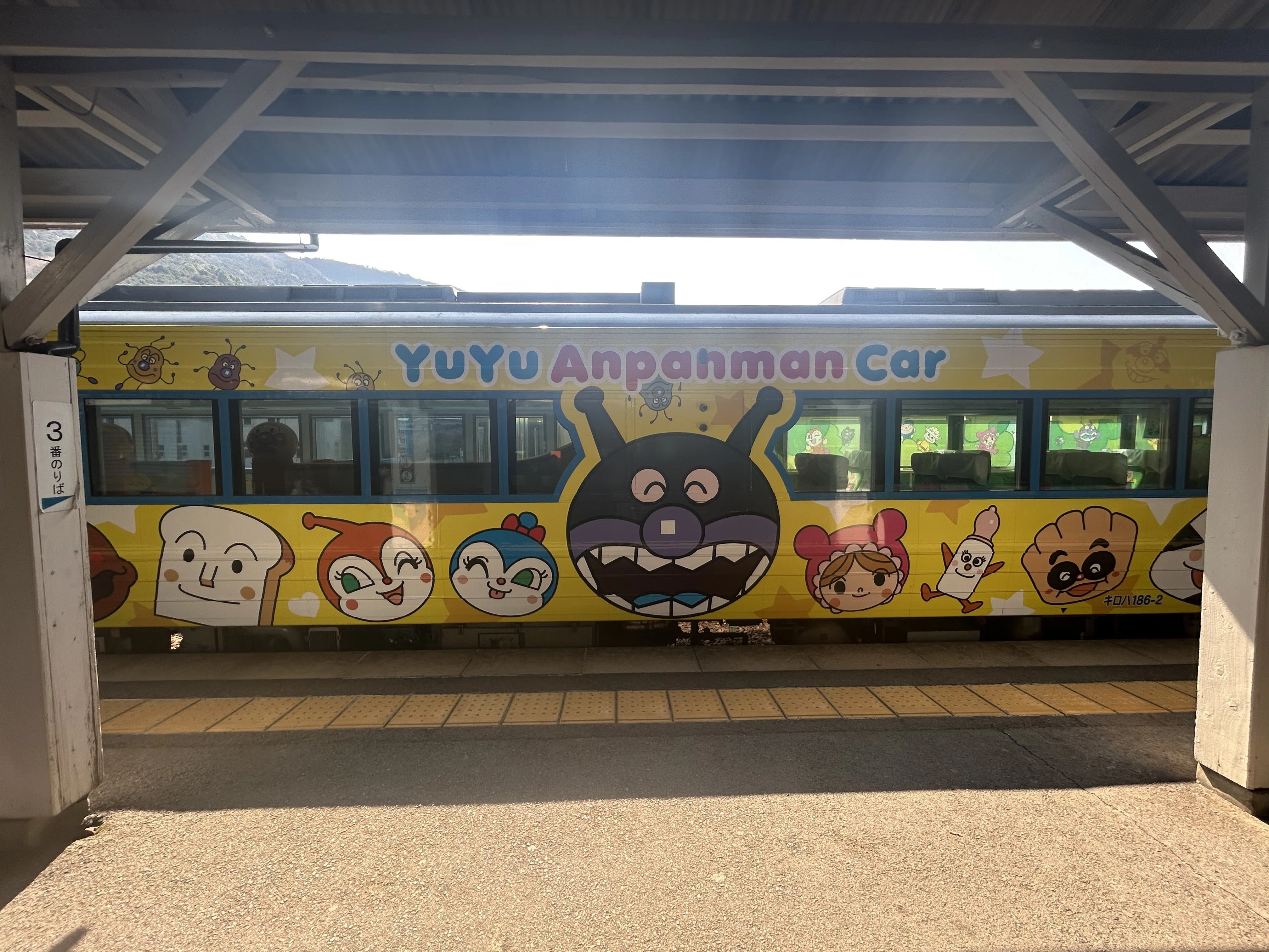 アンパンマン列車は何歳まで楽しめる？2歳と8歳で乗ってみた正直