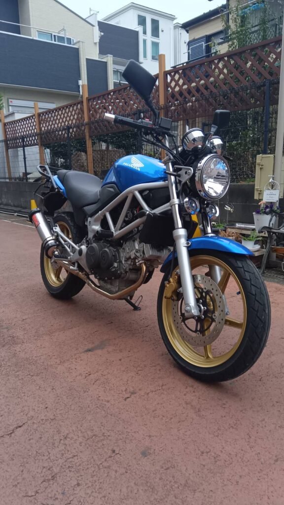 VTR250 カスタム】サイドカバーをカーボン調にDIY施工｜次男の挑戦と