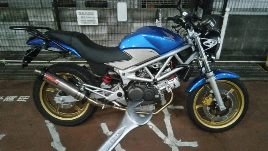 VTR250 カスタム】サイドカバーをカーボン調にDIY施工｜次男の挑戦と