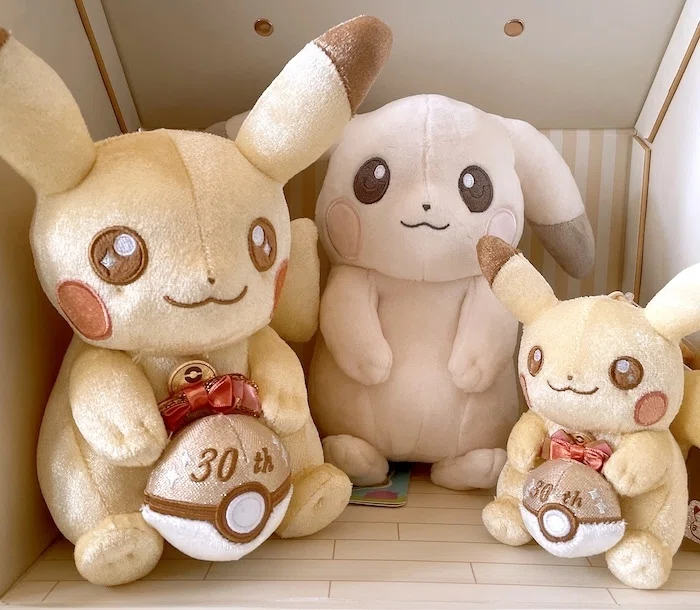 抱っこ向きじゃないけど、めっちゃかわいい30周年キラキラピカチュー