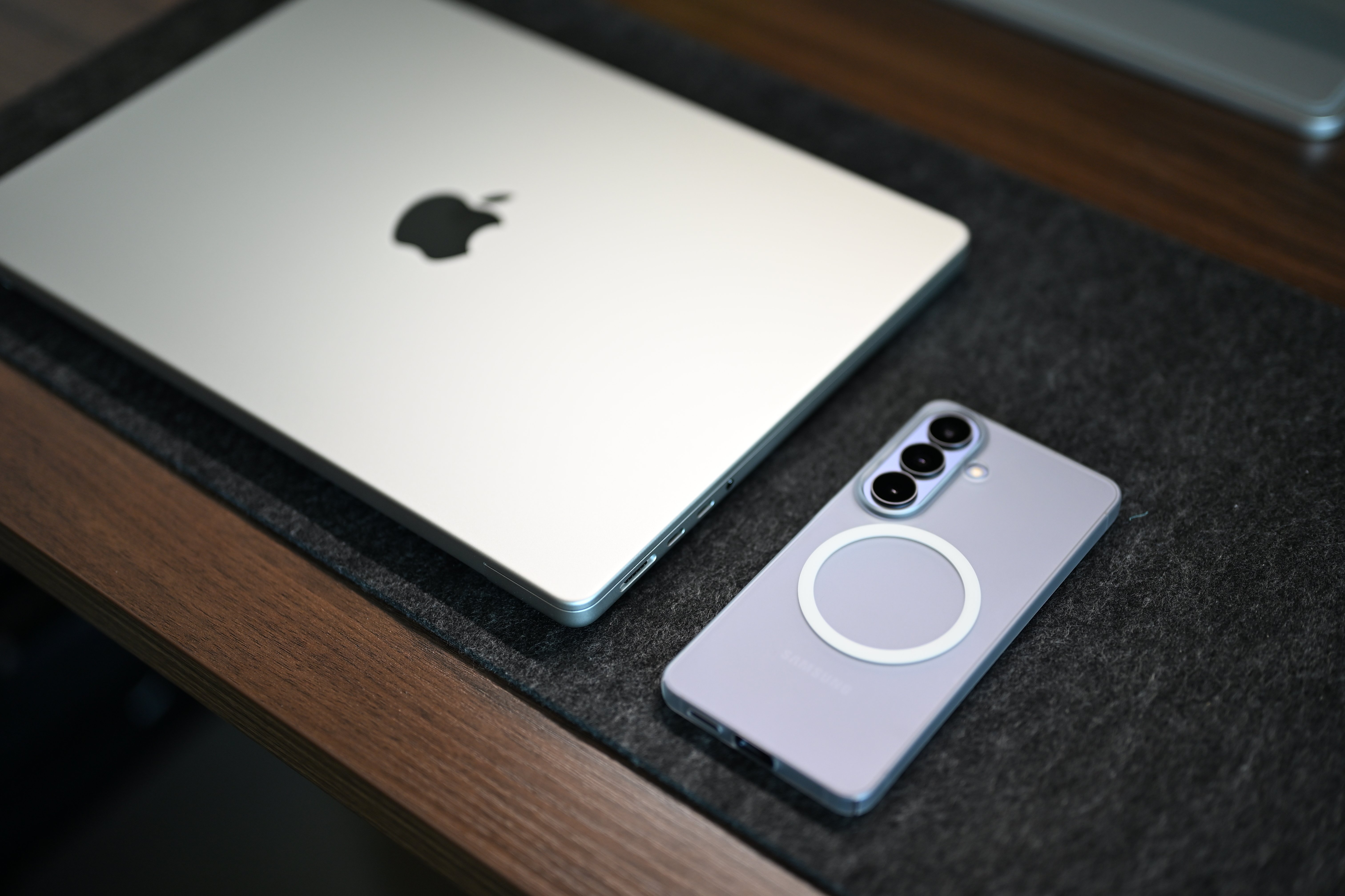 iPhone Galaxy まとめ Apple's foldable iPhone estimated specs against Samsung's just