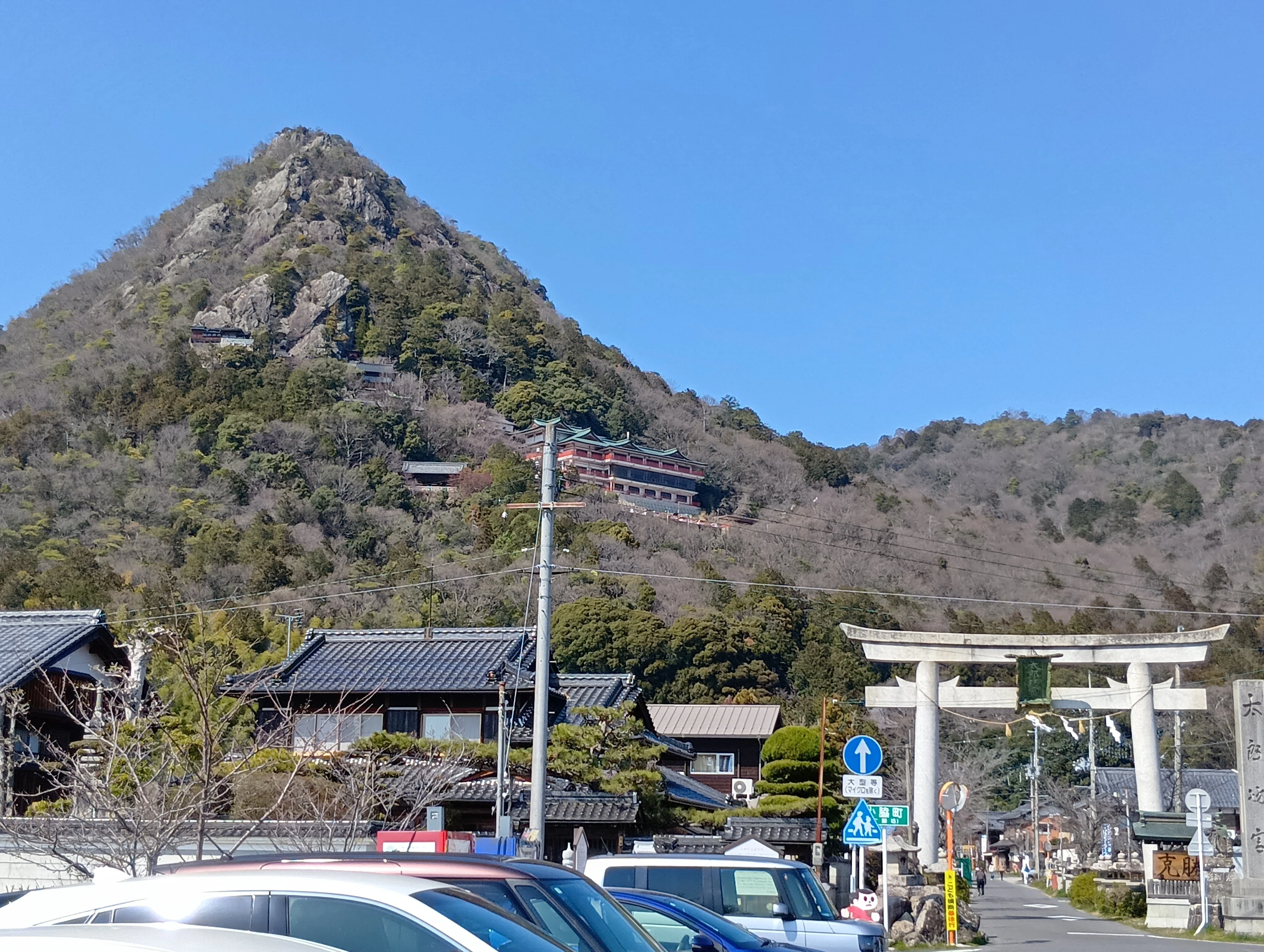 次の休みに行きたい、滋賀の隠れたパワースポット。巨岩の間を