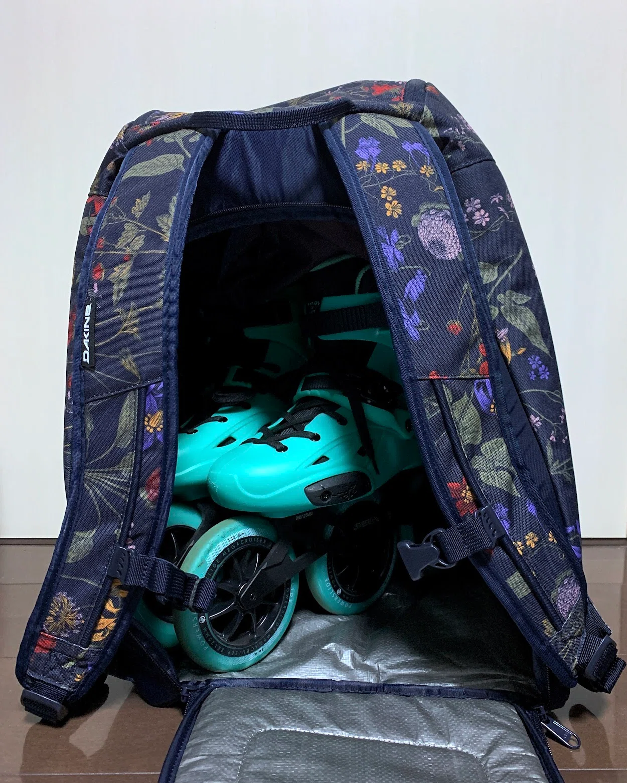 インラインスケートブーツも収納可能なリュック「Boot Pack 50L」｜Skrap