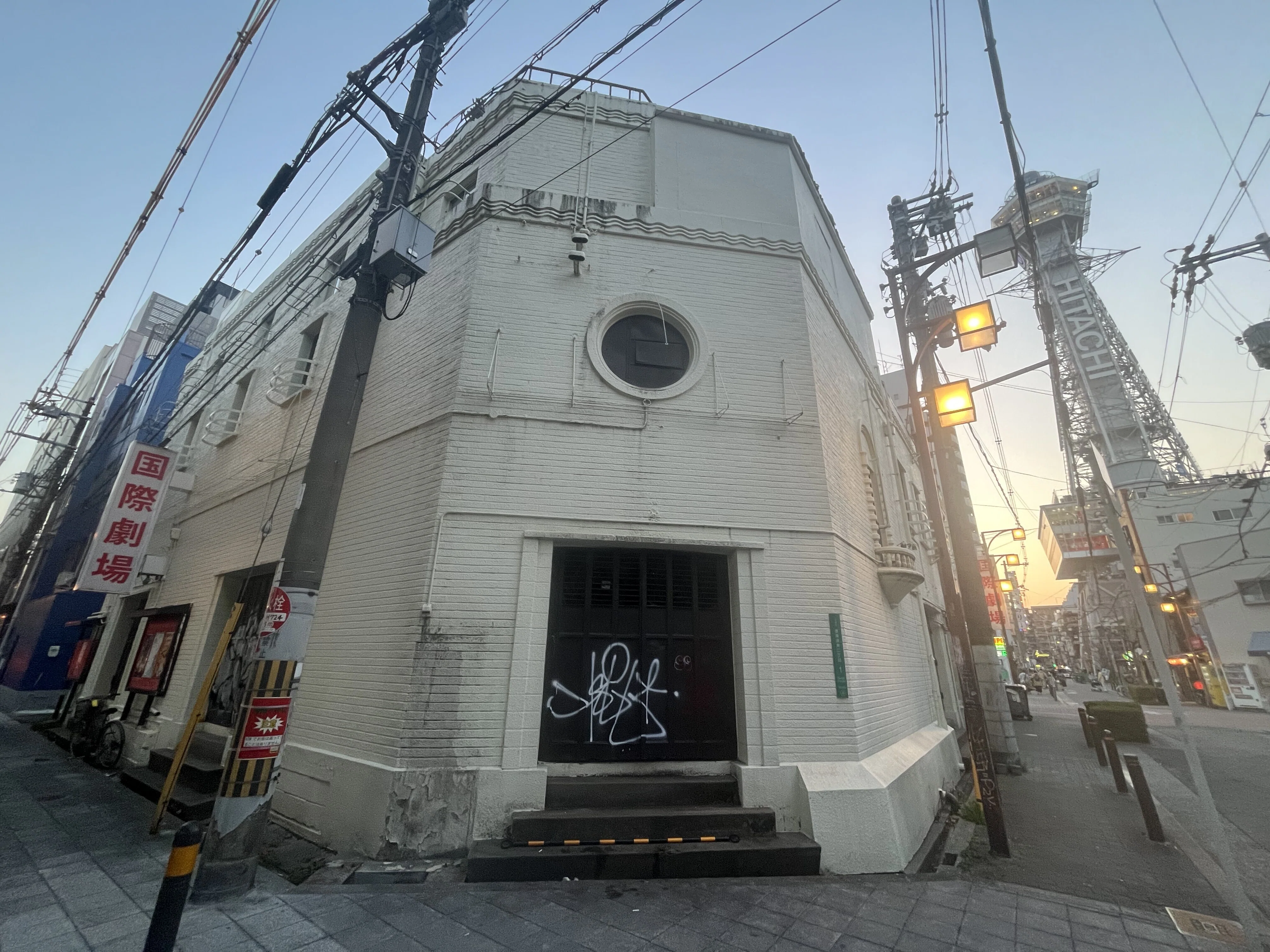 通天閣近くの映画館「新世界国際劇場」が31日で閉館 手描きの看板も