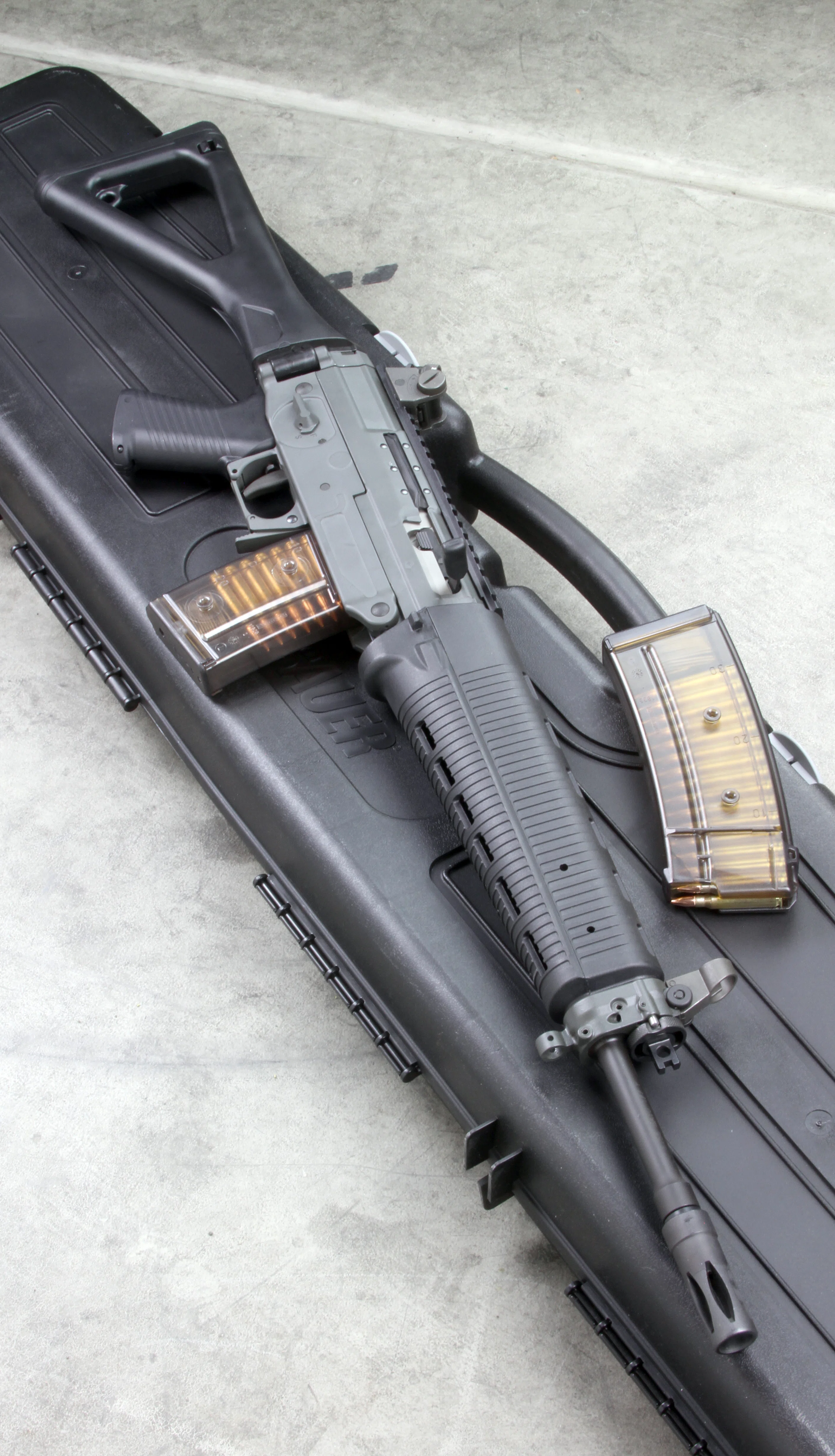 狼は眠らない　ベケットが使用するライフル銃 SIG551A1 スイスデザイン、米国生まれのアサルトライフル｜gunbaka
