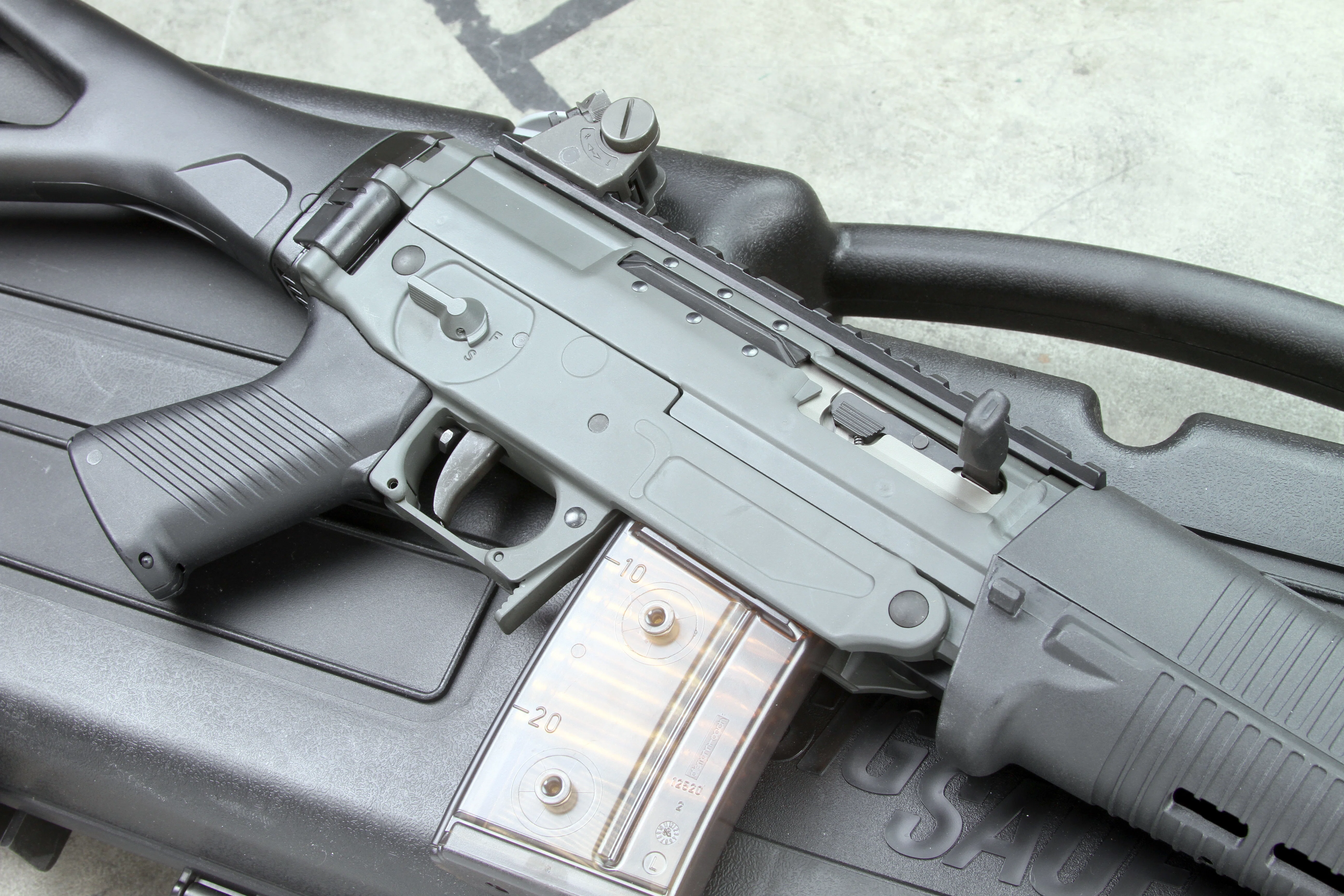 SIG551A1 スイスデザイン、米国生まれのアサルトライフル｜gunbaka