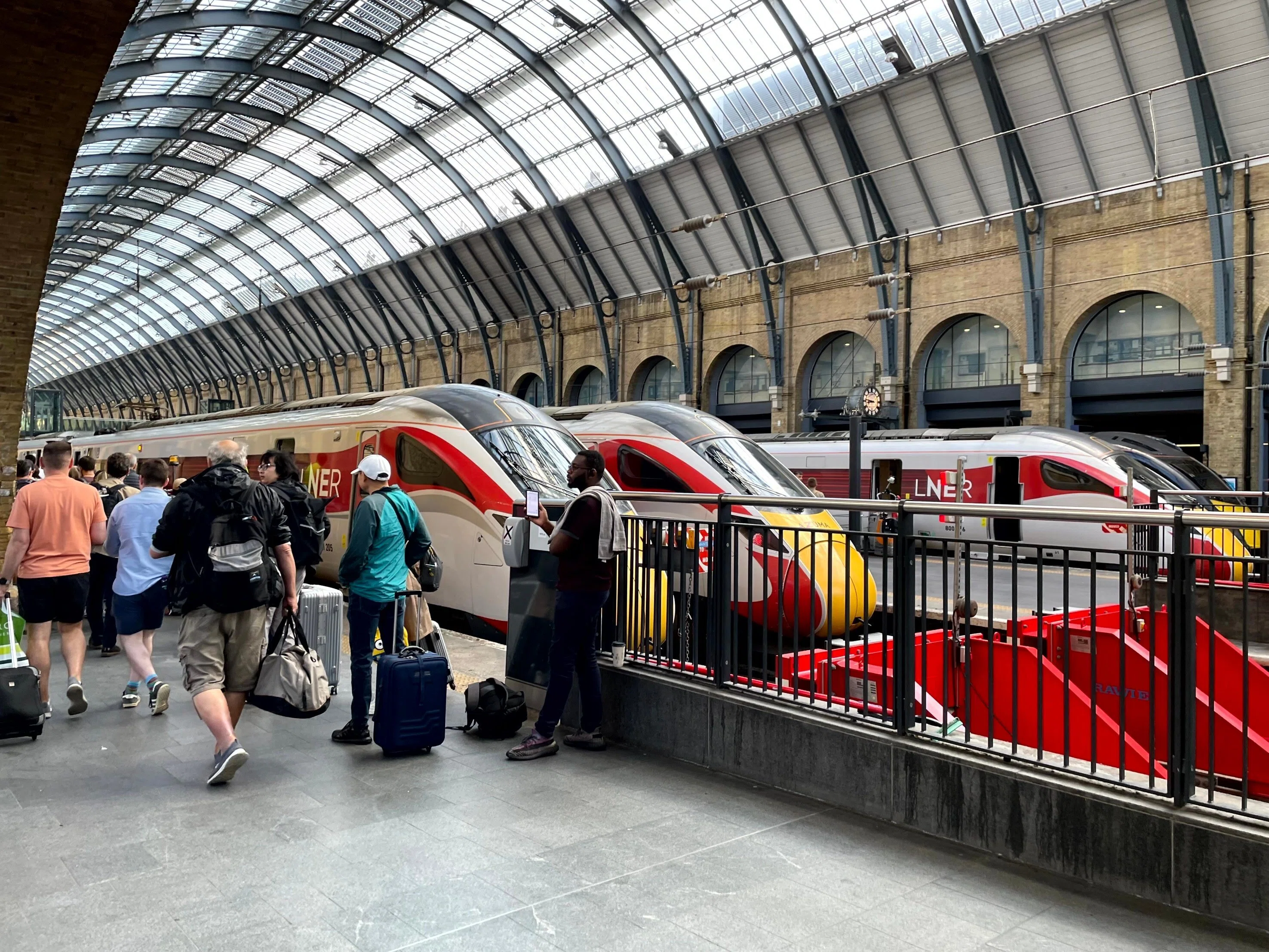 英国、とっておきのティープレイスへ : ロンドンからカントリーサイドまで ロンドンから日帰り強行軍。旅行会社が絶対に組まない旅程で