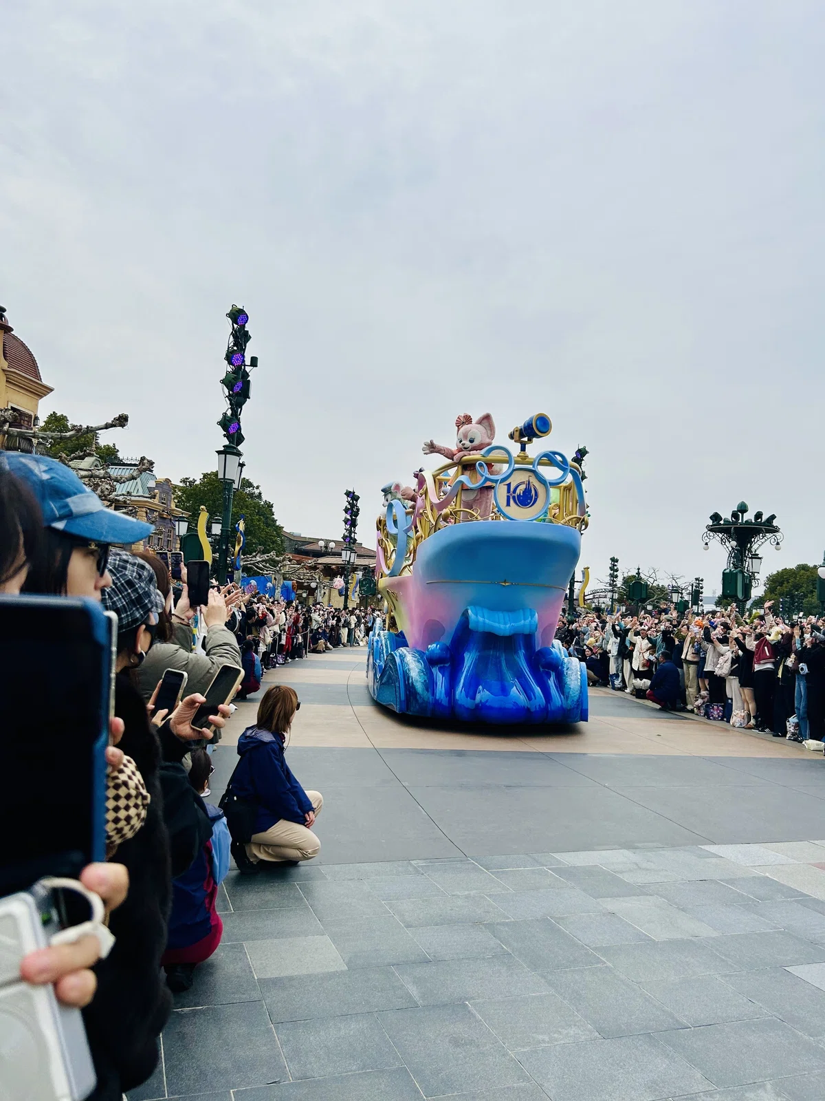 速報】上海ディズニー10周年開幕！初日イベントに潜入してみた｜安娜