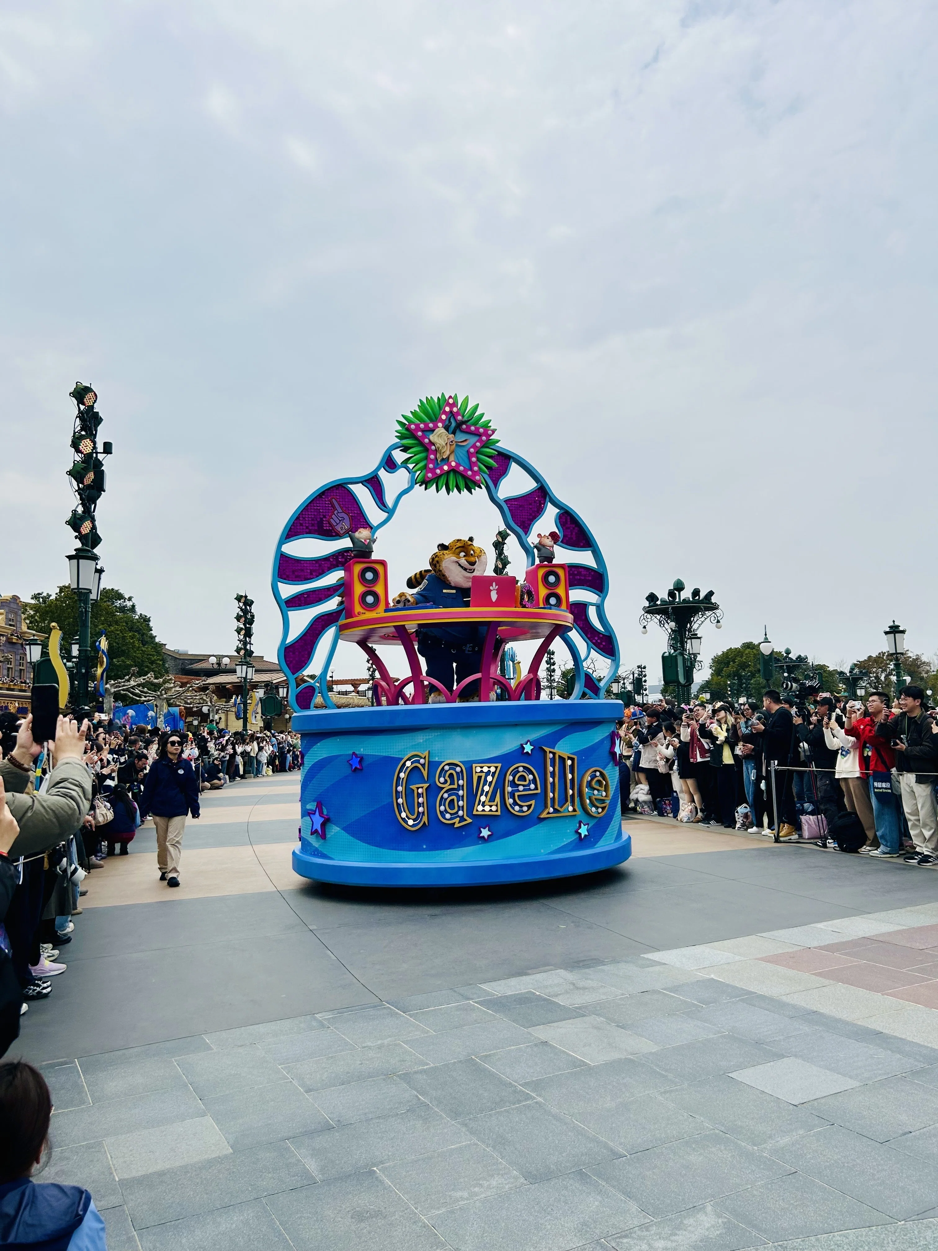速報】上海ディズニー10周年開幕！初日イベントに潜入してみた｜安娜