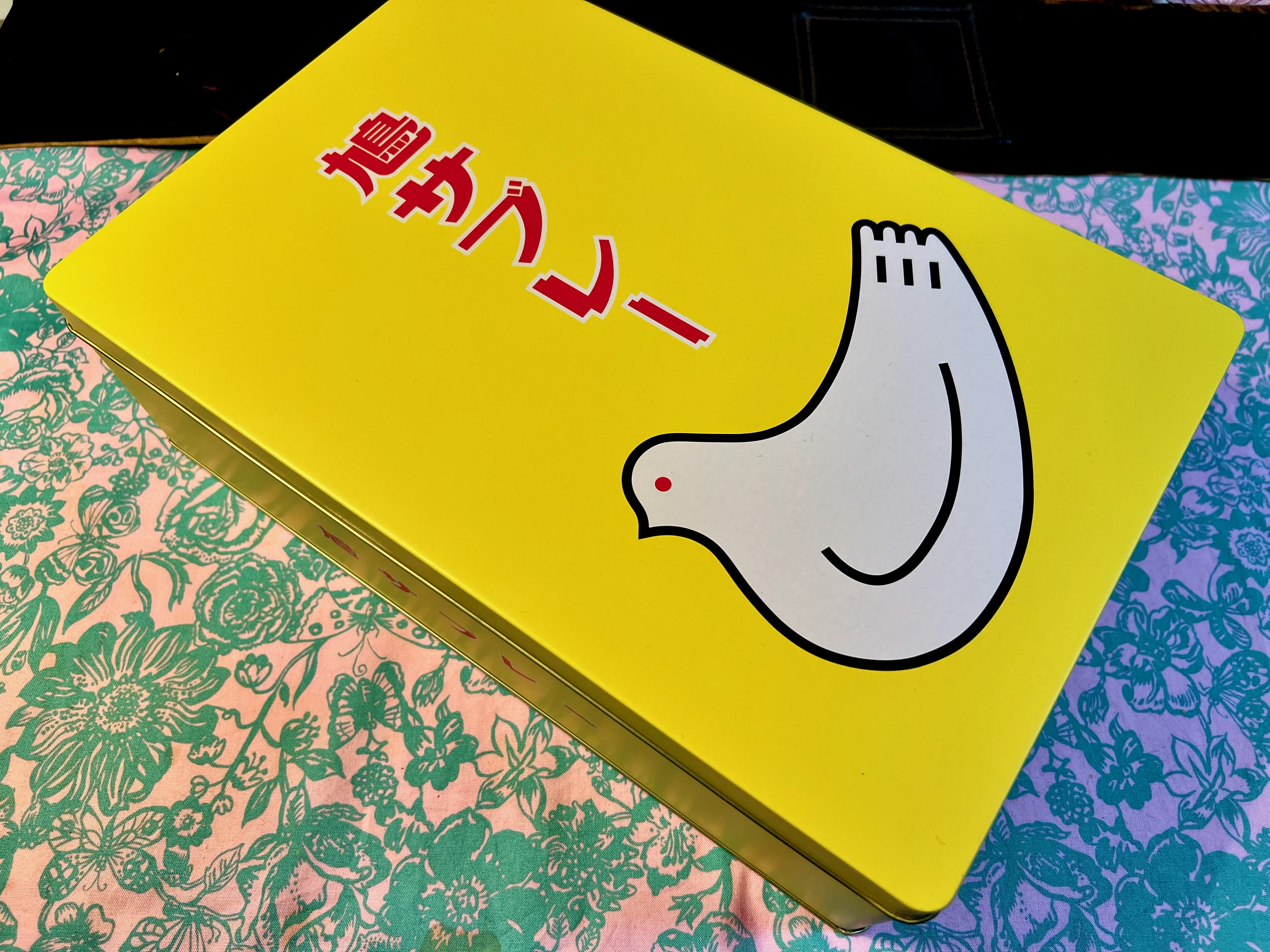 Opening a tin of Hato Sablé, I thought Toshimaya is truly
