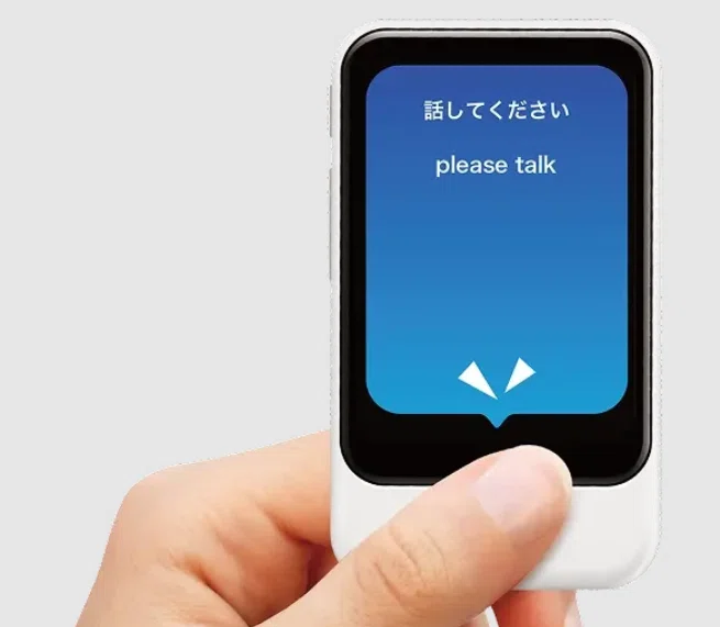 言葉の壁」を越えて、最高のおもてなしを。“据え置き型”AI通訳機