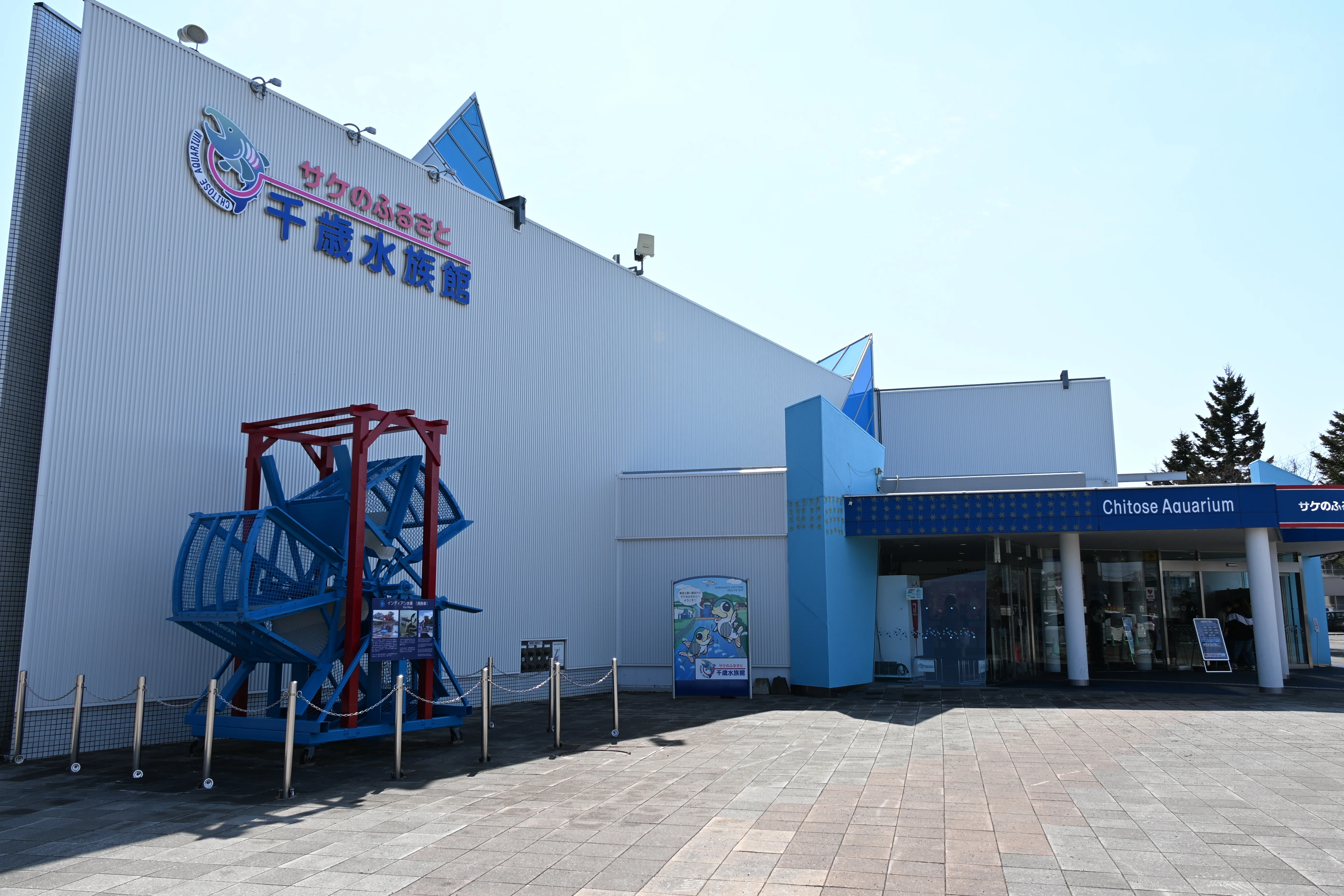 海千山千會 神の鼻 宝殿ヶ鼻』 島根県江津市にある岬、宝殿ヶ鼻。 風力発電機が連なるこの