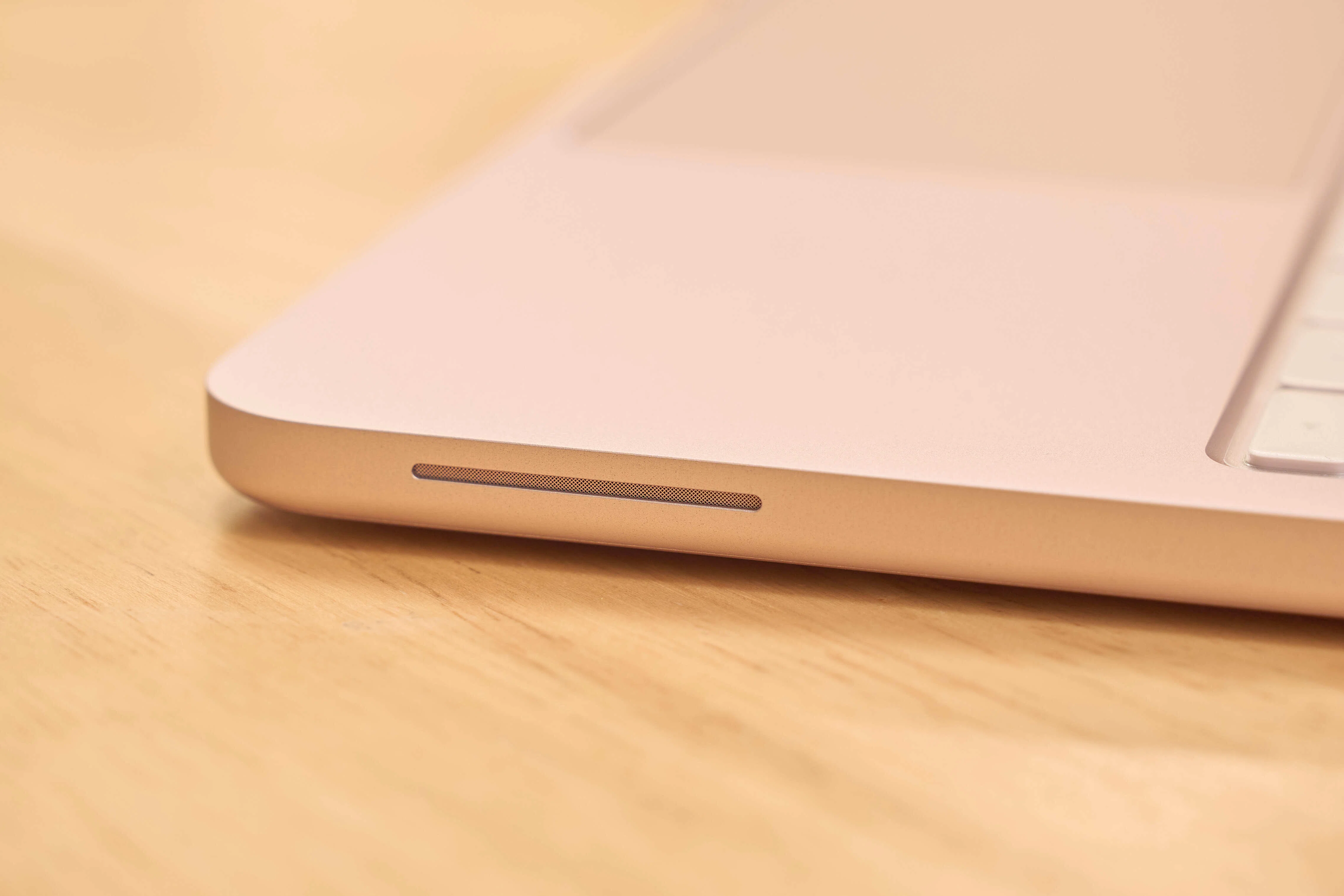 MacBook Neoを買ってみた | ¥99,800のサブMacが思った以上に使えた｜じゃが