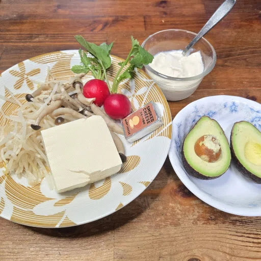 ケト食ダイエット】アボカドと温豆腐のヘルシープレート｜ポチョムキン卿