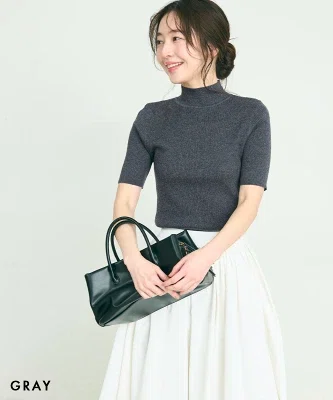 40代向けグレーの半袖ハイネックニット 細見えコーデの着用イメージ