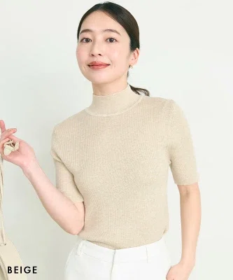 40代向けベージュの半袖ハイネックニット 細見えコーデの着用イメージ