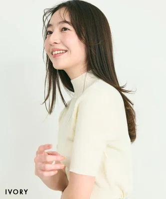40代向けアイボリーの半袖ハイネックニット 細見えコーデの着用イメージ