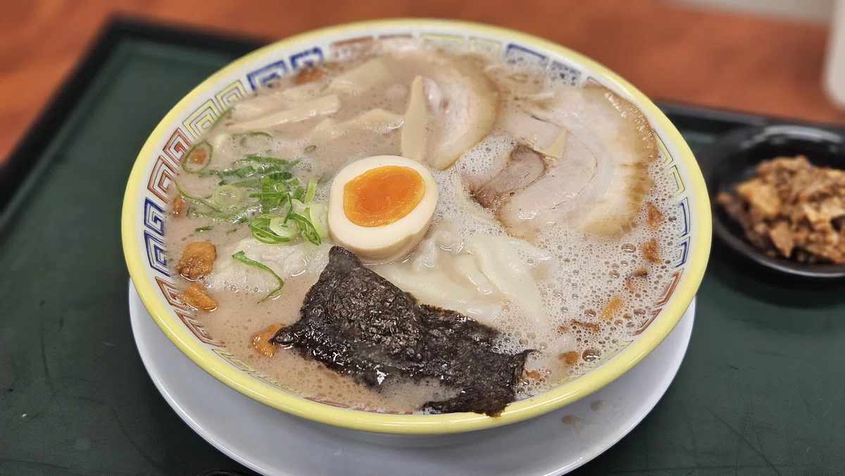 久留米ラーメンの昔ワンタンメン。濃厚豚骨スープにワンタン、チャーシュー、半熟卵が乗った一杯。note用。
