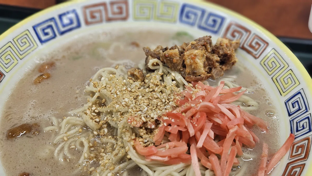紅ショウガやゴマを加えた後のラーメン。味の変化を楽しめる一杯