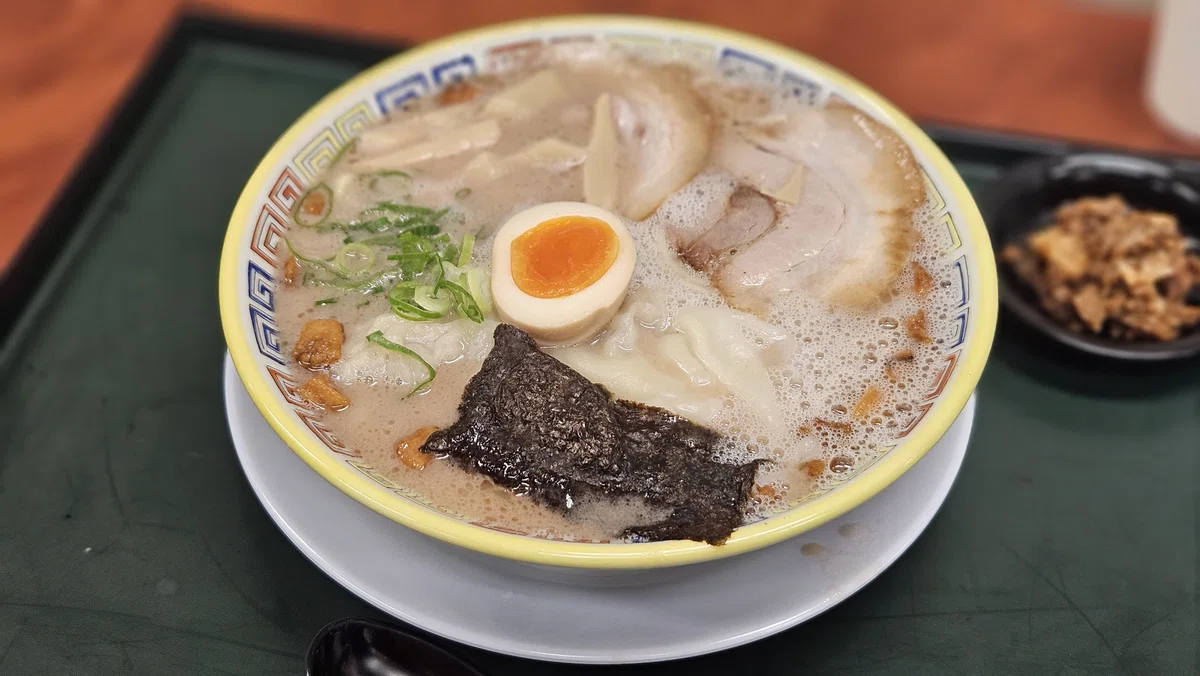 大砲ラーメンの昔ワンタンメンの全体像。濃厚豚骨スープと具材のバランスが良い一杯。