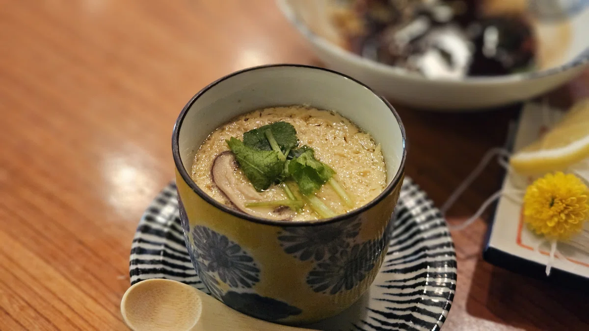 出汁がしっかり効いた茶碗蒸し。椎茸と三つ葉がのり、なめらかな口当たり
