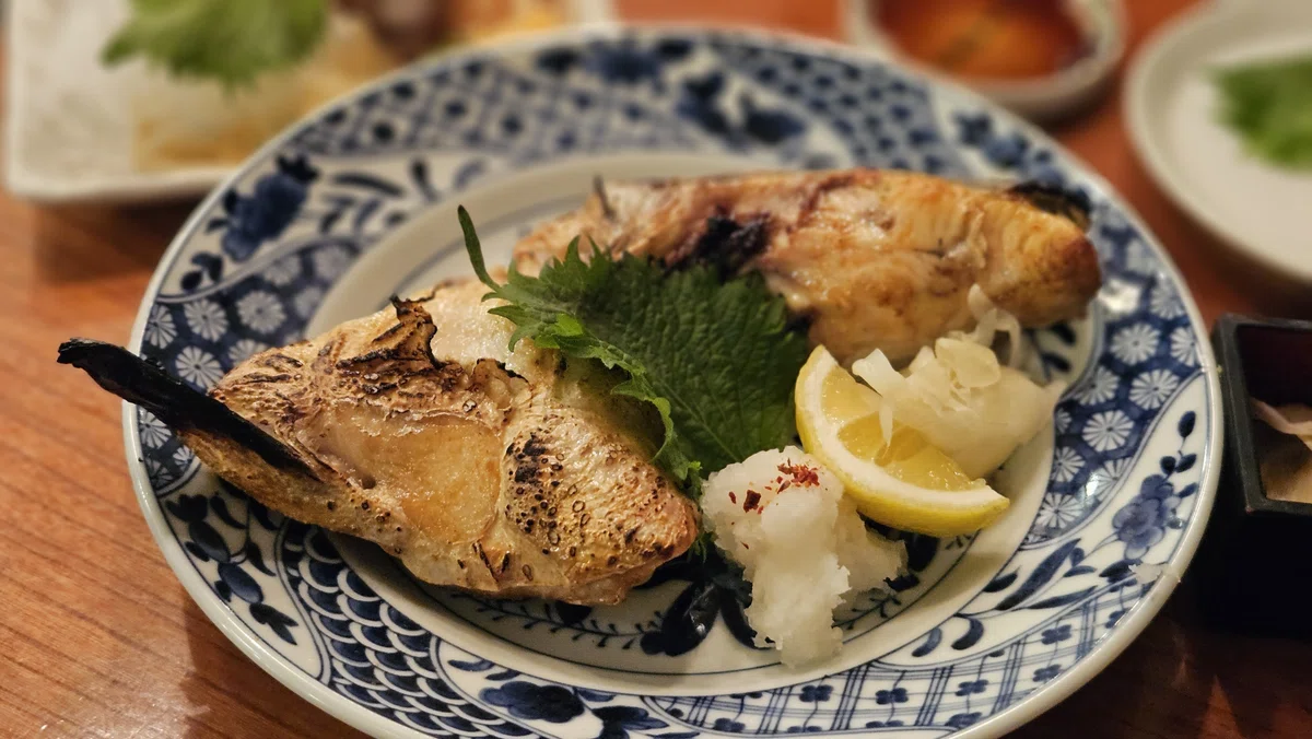 脂の乗ったぶりカマを豪快に焼き上げた一皿。皮目は香ばしく中はジューシー
