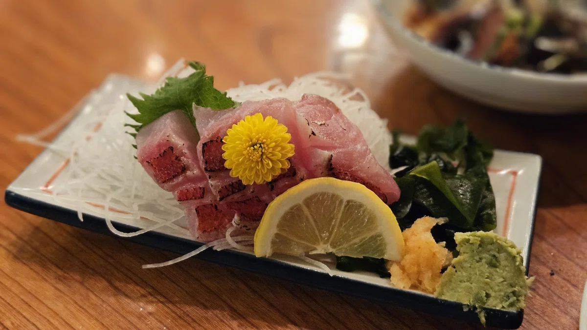 表面を軽く炙った白身魚。香ばしさとさっぱり感のバランスが良い