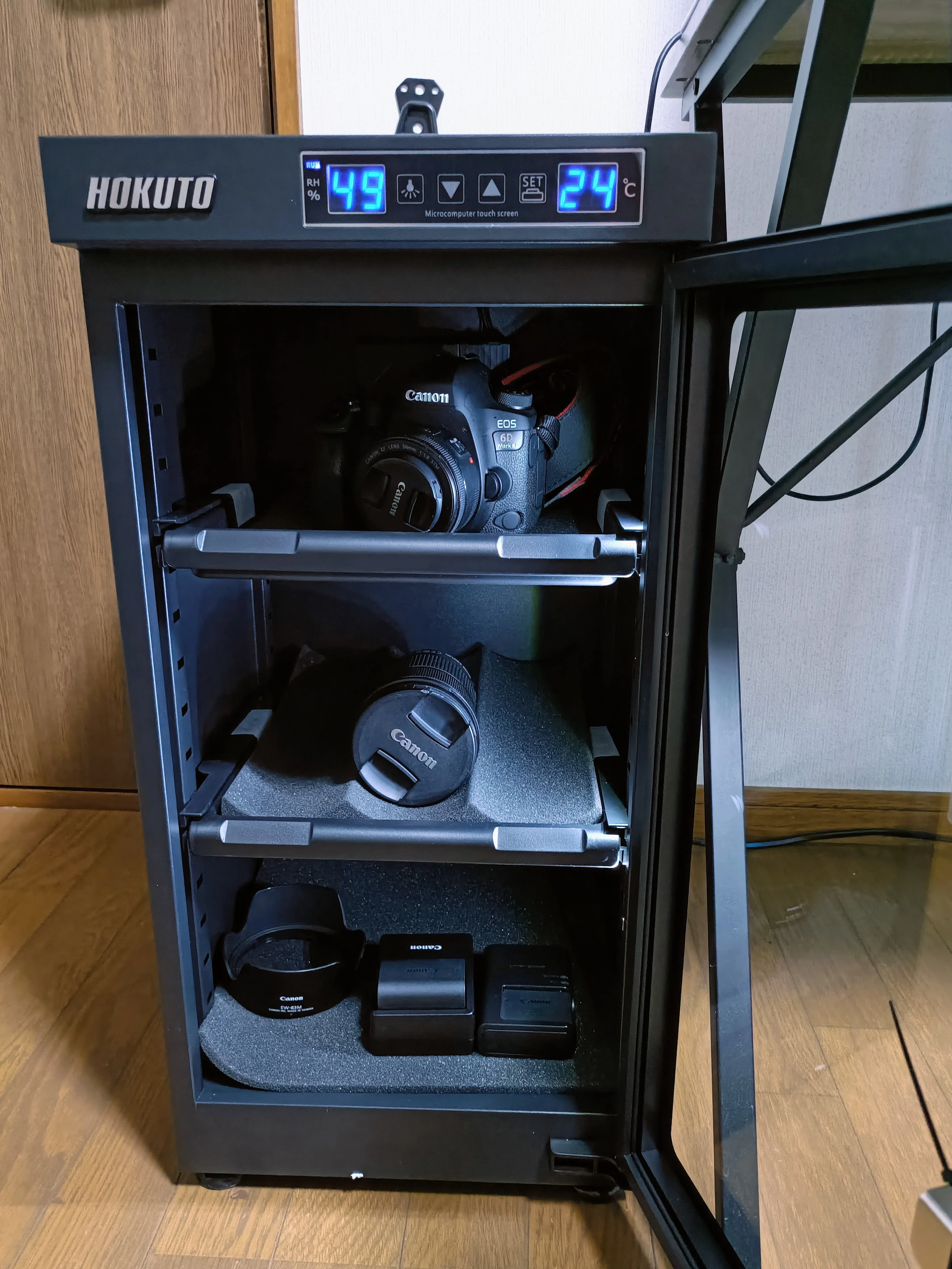レビュー】大切な機材を湿気から守る。HOKUTO「HB-50EM」がデスク横に