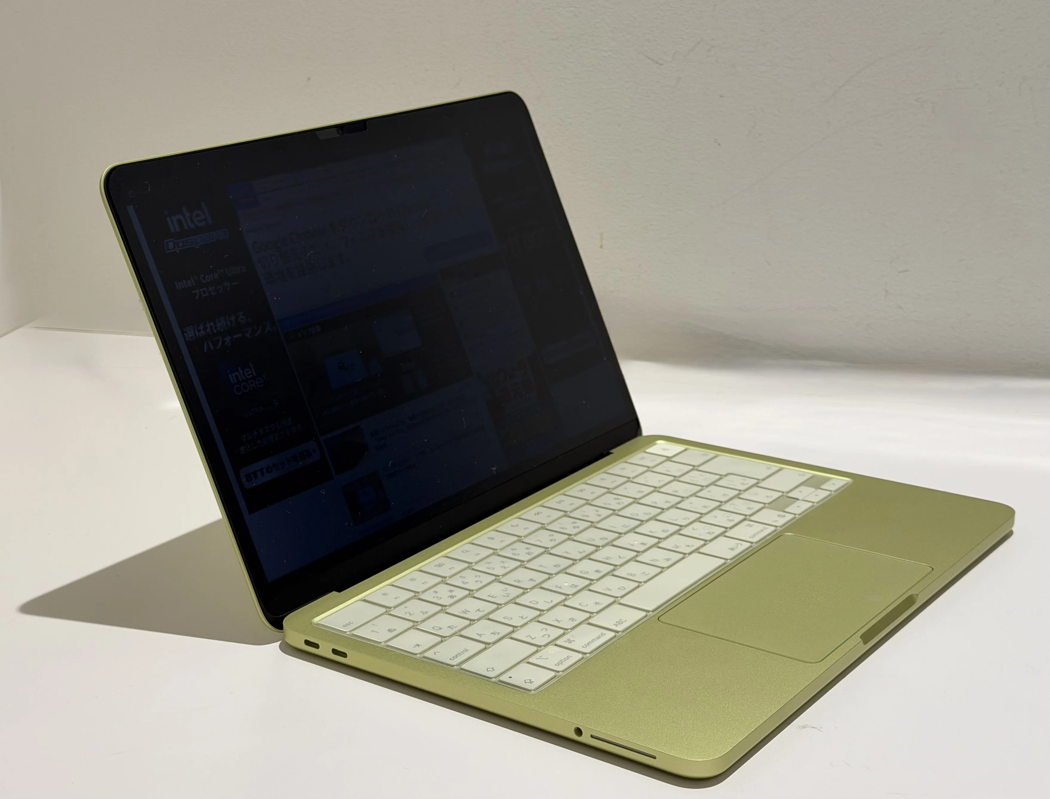外でMacBook Neoを開くならこれ：覗き見を減らすプライバシー