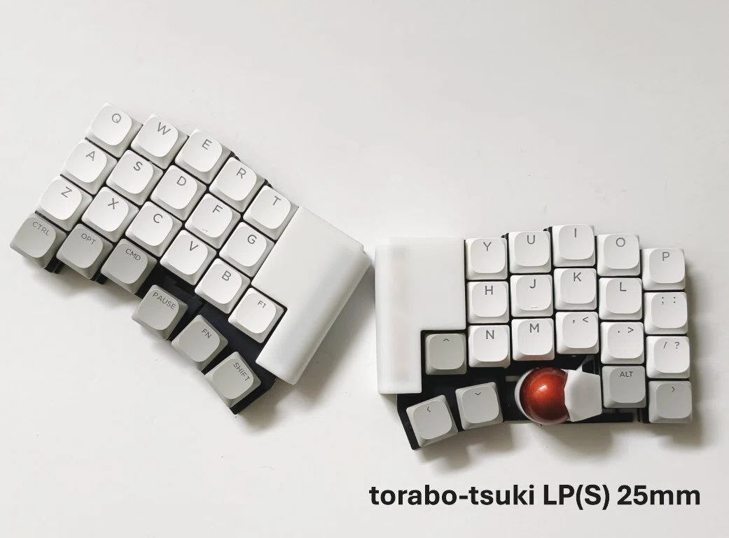 分割型ホワイトキーボード トラックボール付き roba roBa 【トラックボール付きワイヤレス自作キーボードキット】 - kuma