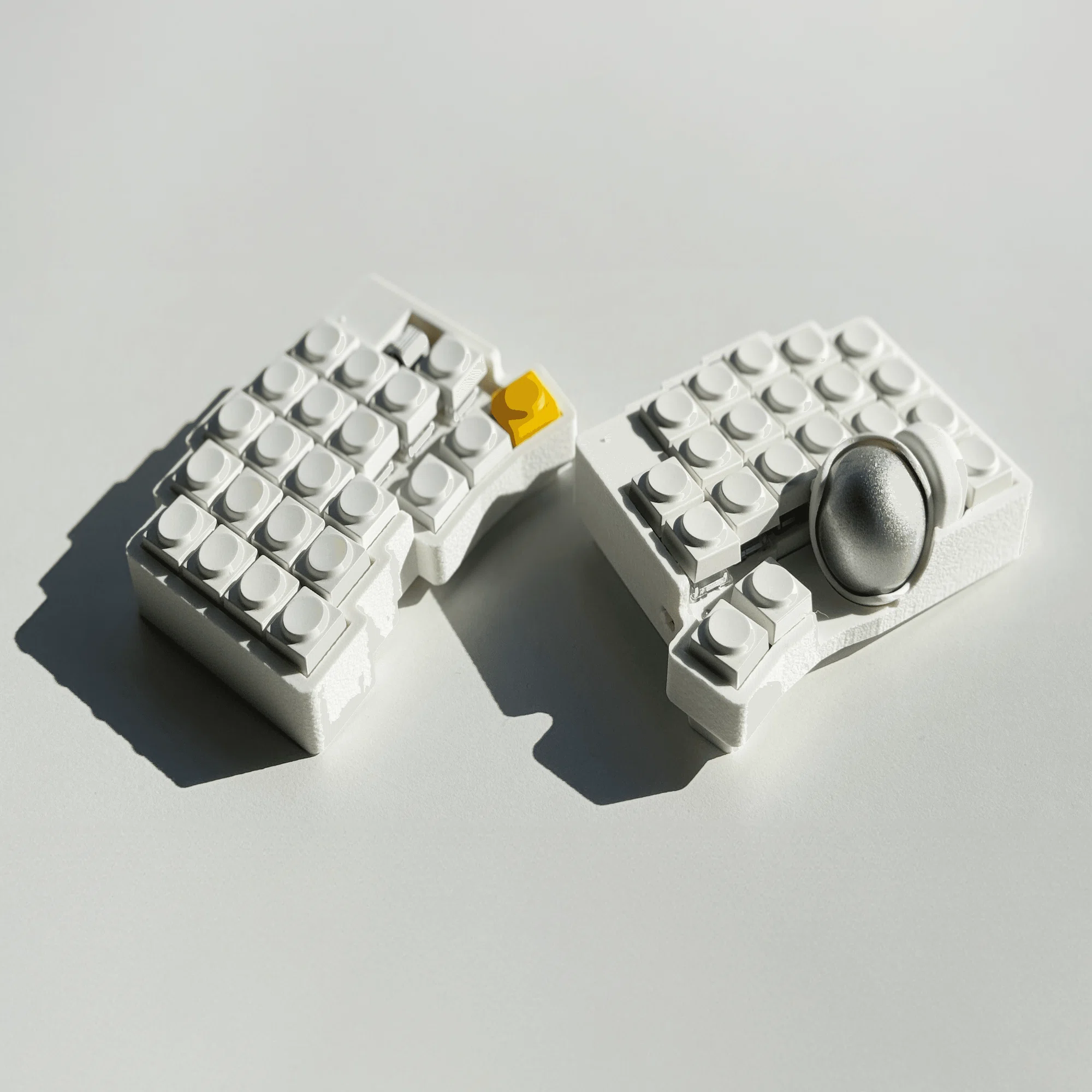 自作キーボード 完成品 左右分割 トラボ付き ホワイト keyball44互換品 左右分割キーボード「Keyball44」のレビューと組み立てでやらかしそう