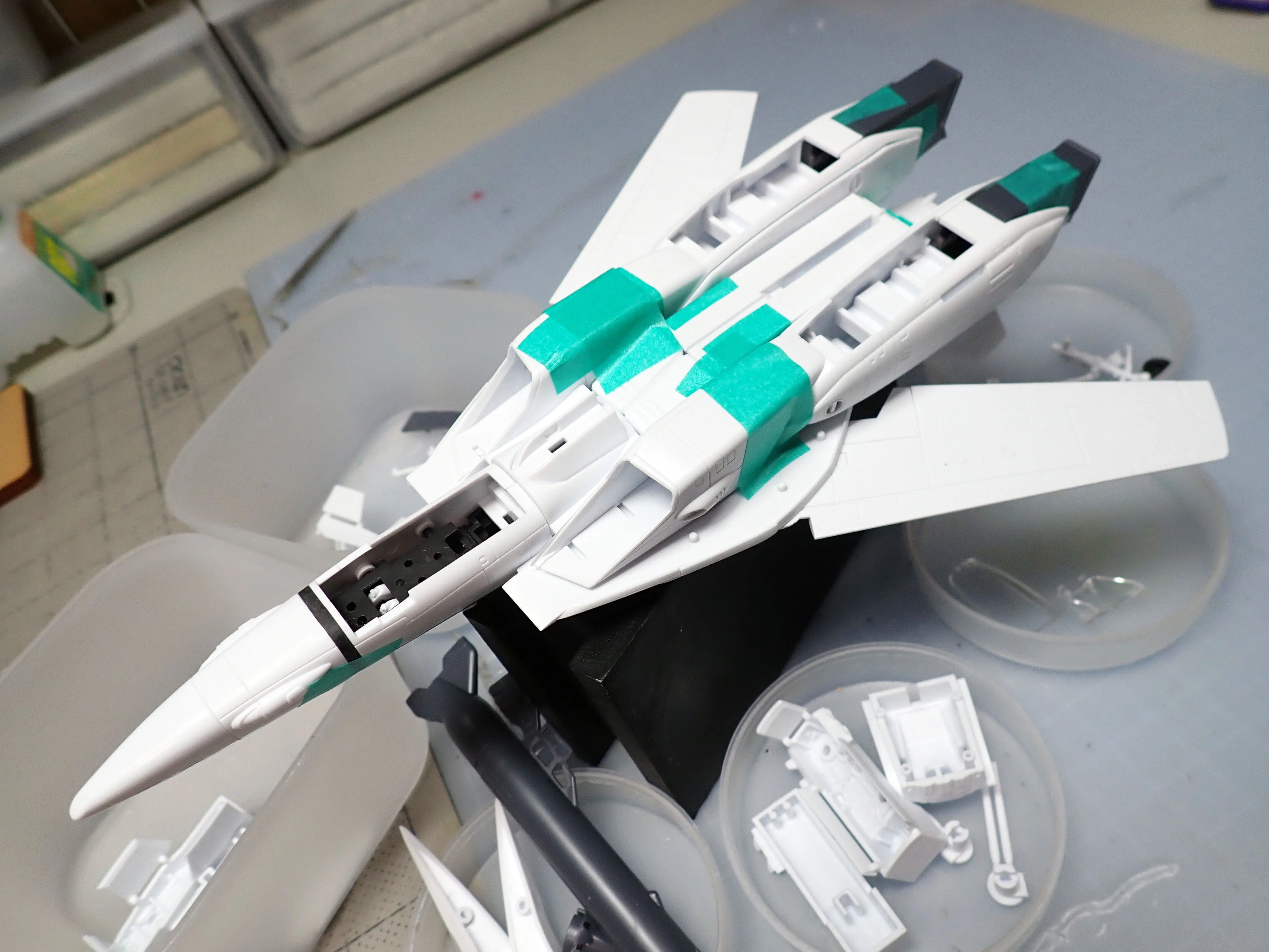 飛行機プラモ、作ってみたい人あつまれ～：1/72 マクロス VF-1