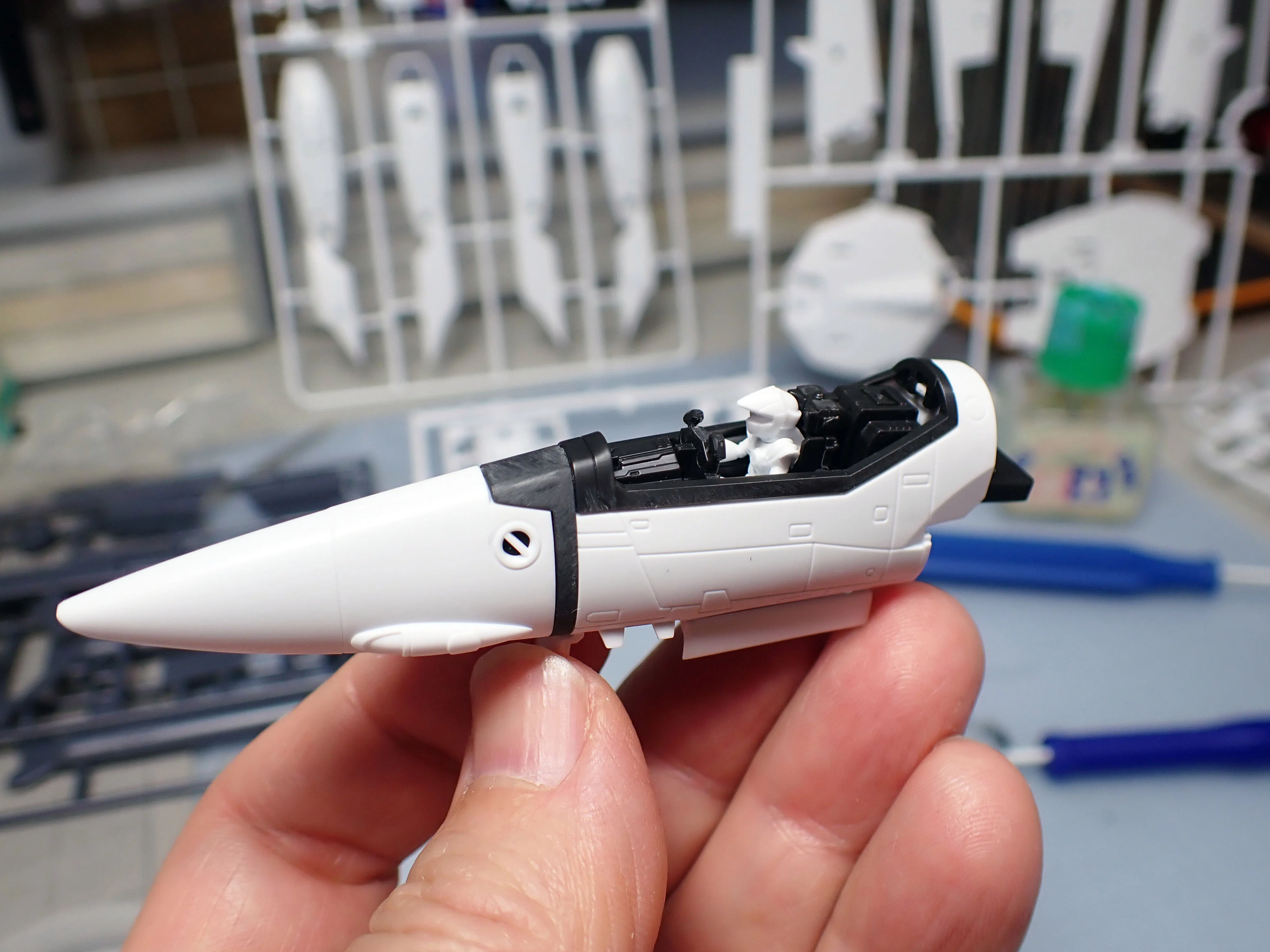 Calling all aspiring airplane model builders: 1/72 Macross VF-1