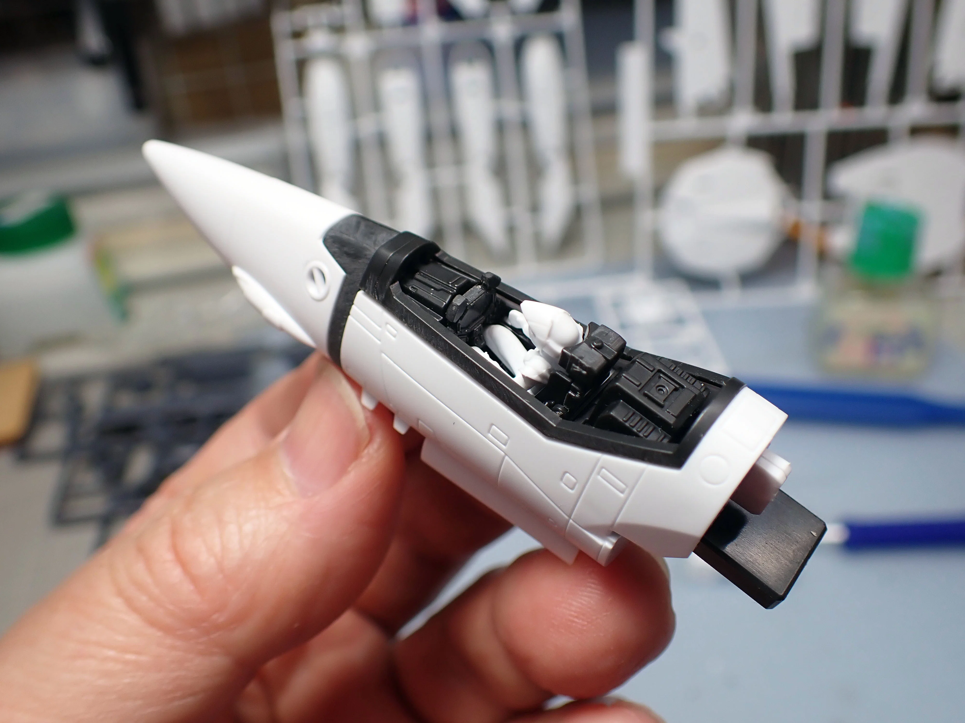 Calling all aspiring airplane model builders: 1/72 Macross VF-1