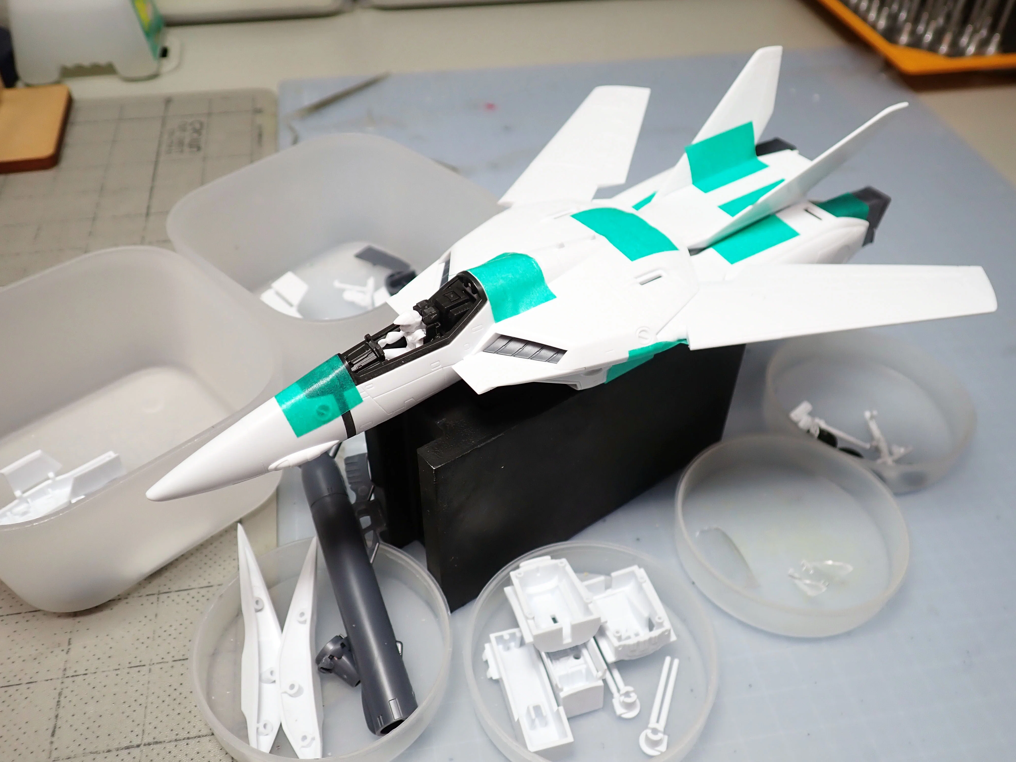飛行機プラモ、作ってみたい人あつまれ～：1/72 マクロス VF-1