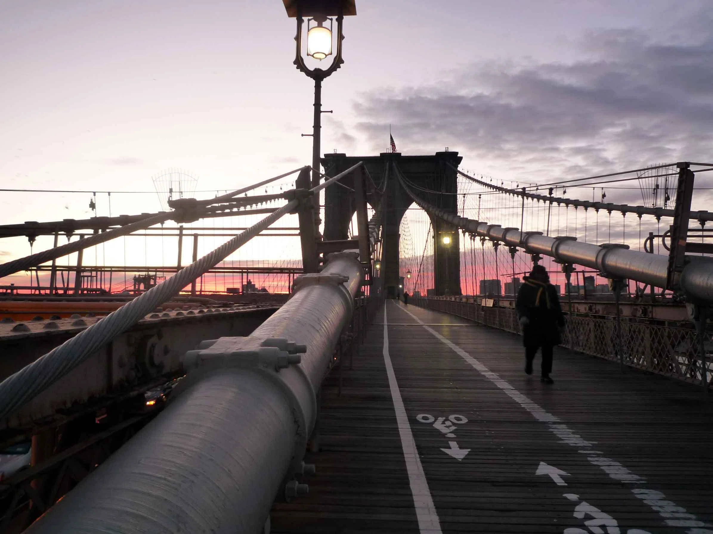 ニューヨーク・ブルックリン橋——橋の先で見えた朝の流れ【海外での記憶