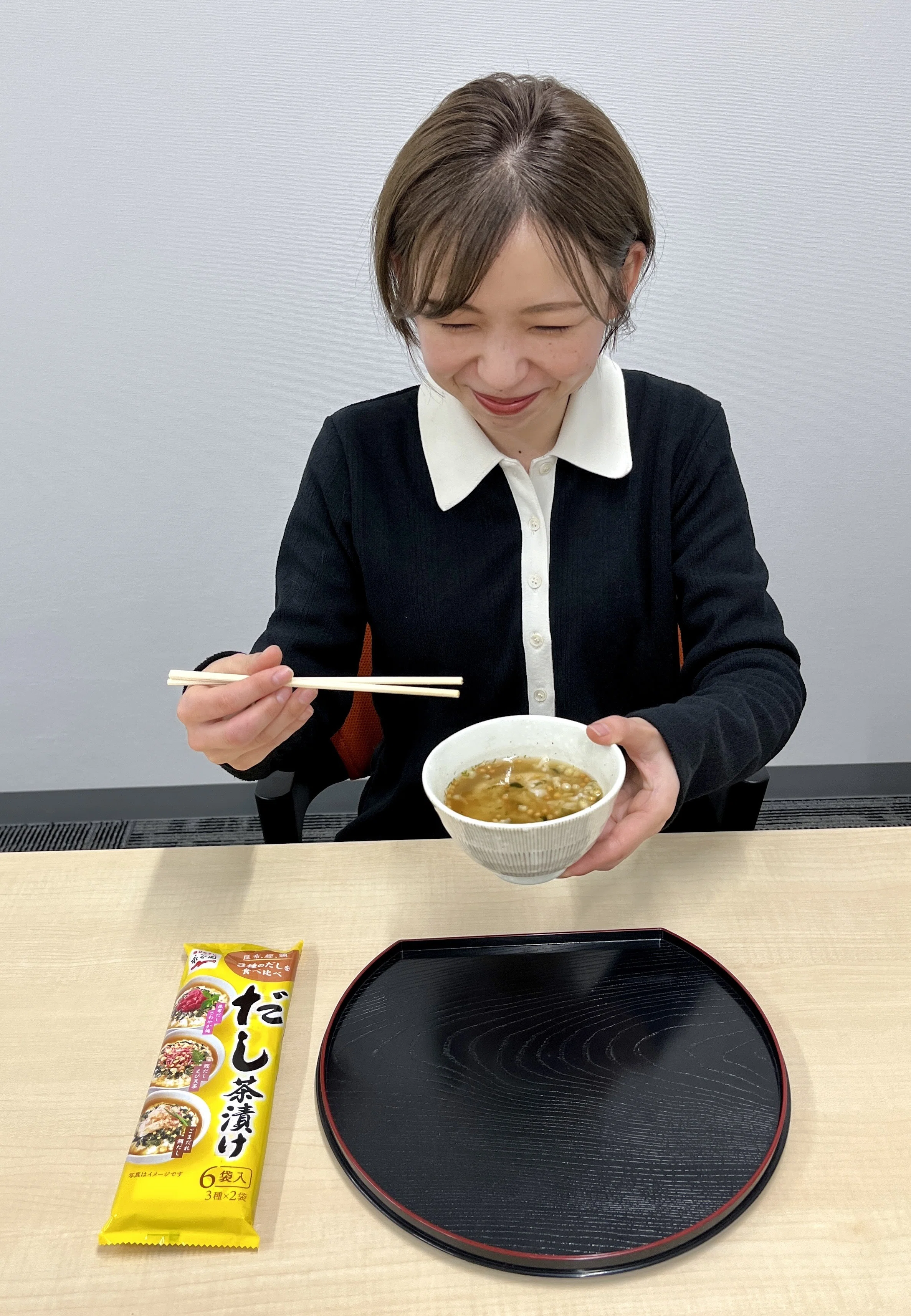 永谷園のだし茶漬け 発売25年で大幅リニューアル！ 開発者と書道家