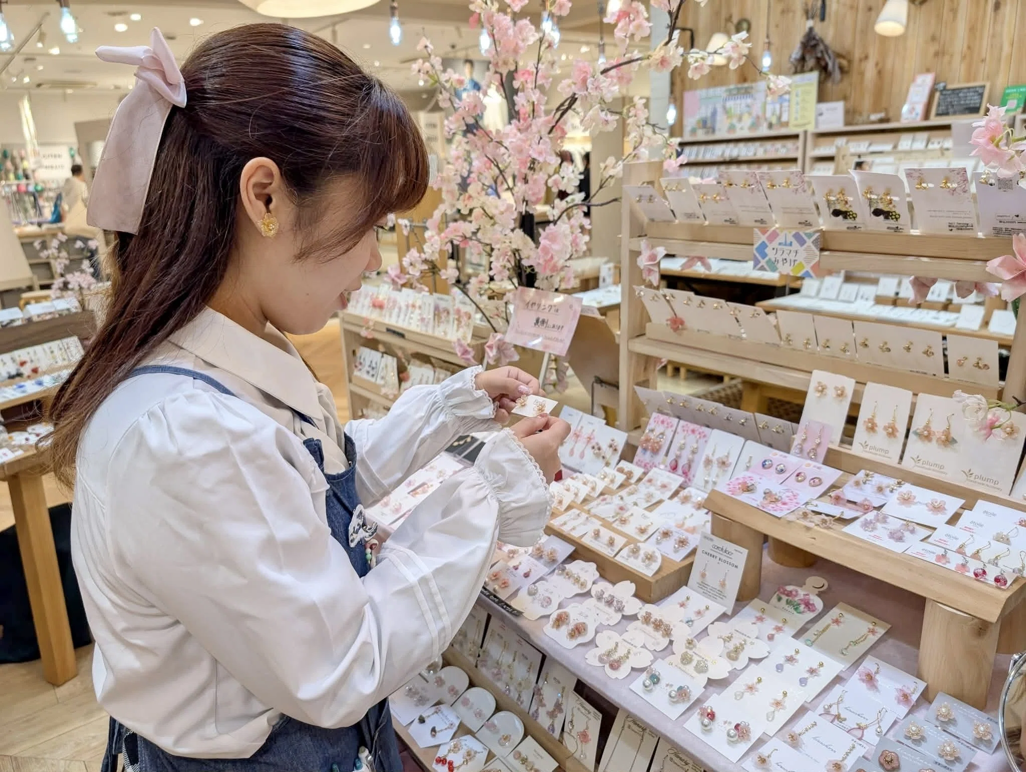 カキモノ企画】 店内も桜が満開に。アクセサリーも春色にしませんか
