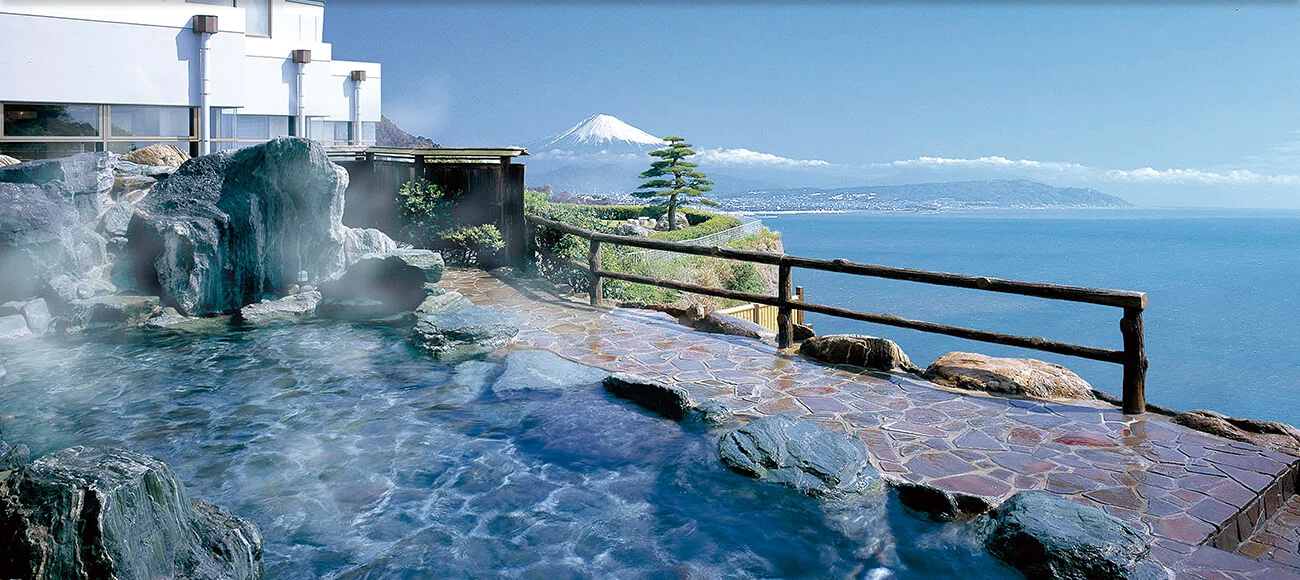 海抜90mの露天風呂から富士山を。「ホテルアンビア松風閣」で過ごす