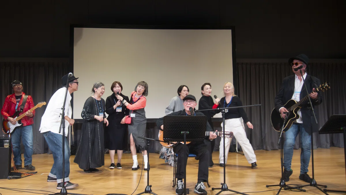 ギターを弾いて演奏する人たち